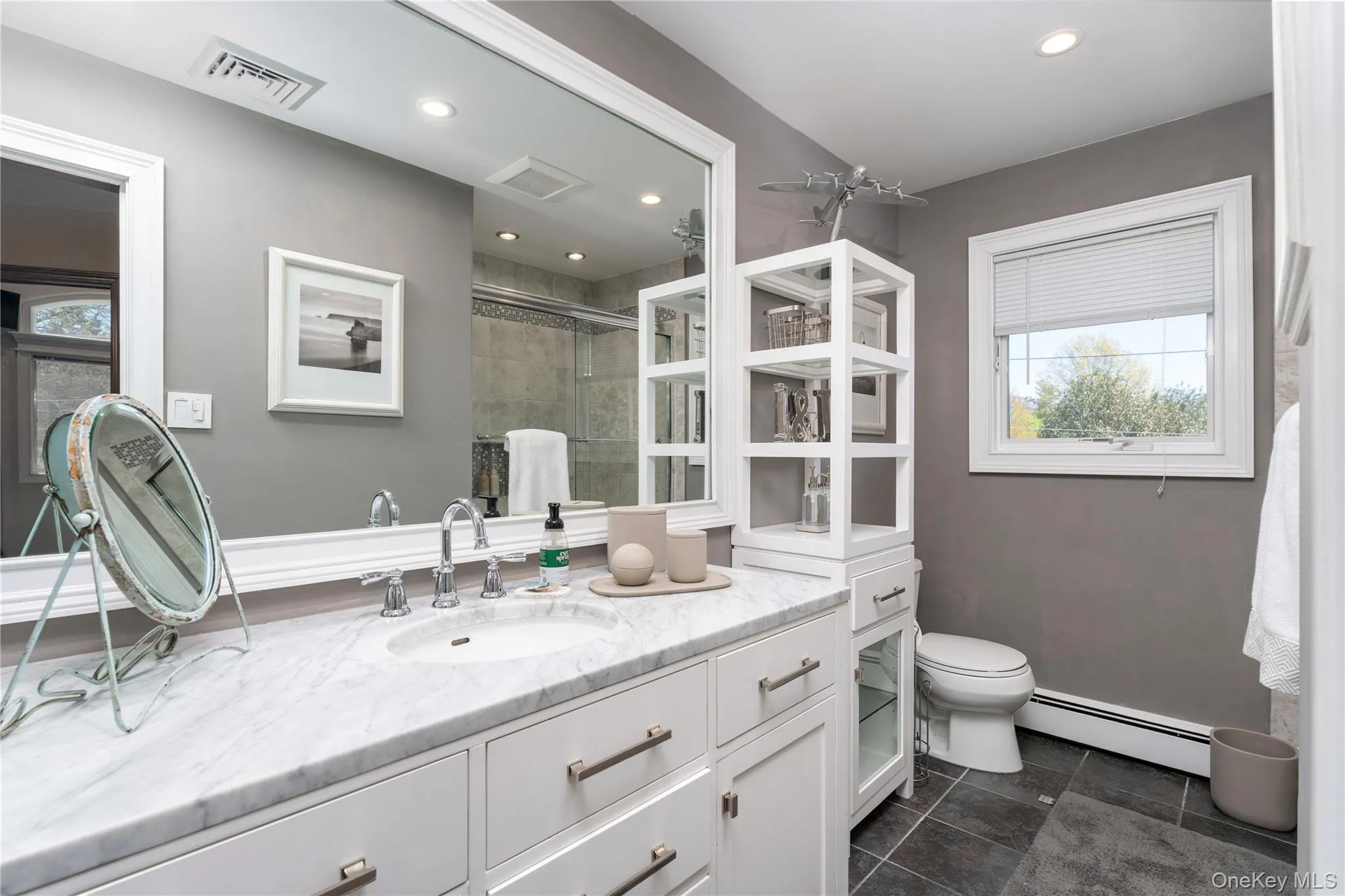 Hall Bath with tub/shower Hall Bath with tub/shower