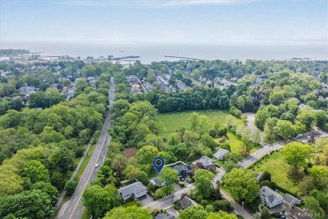 10 min walk to beach, parks and schools. Centrally located. 10 min walk to beach, parks and schools. Centrally located.