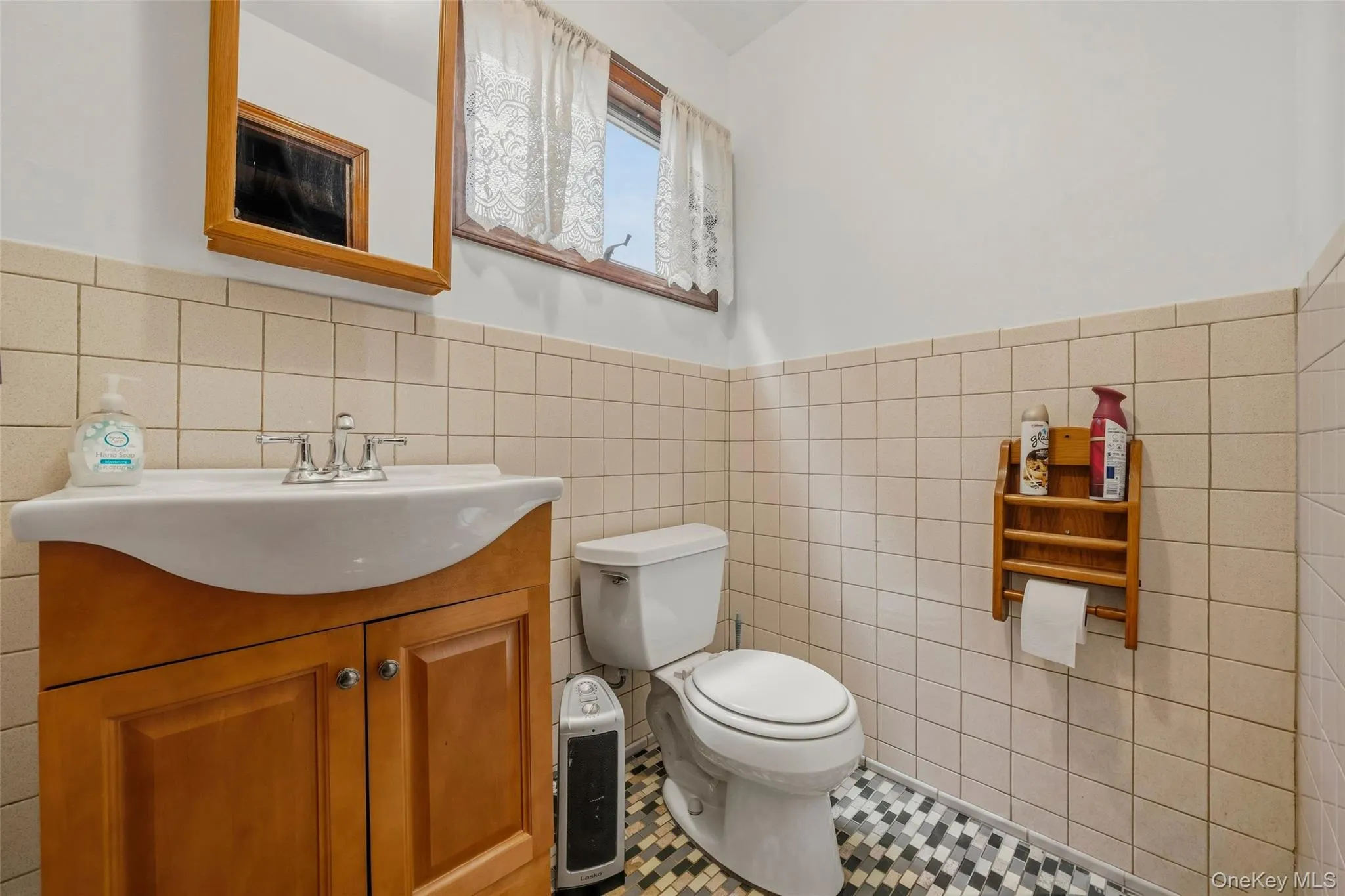 1st floor bathroom conveniently located off family room 1st floor bathroom conveniently located off family room