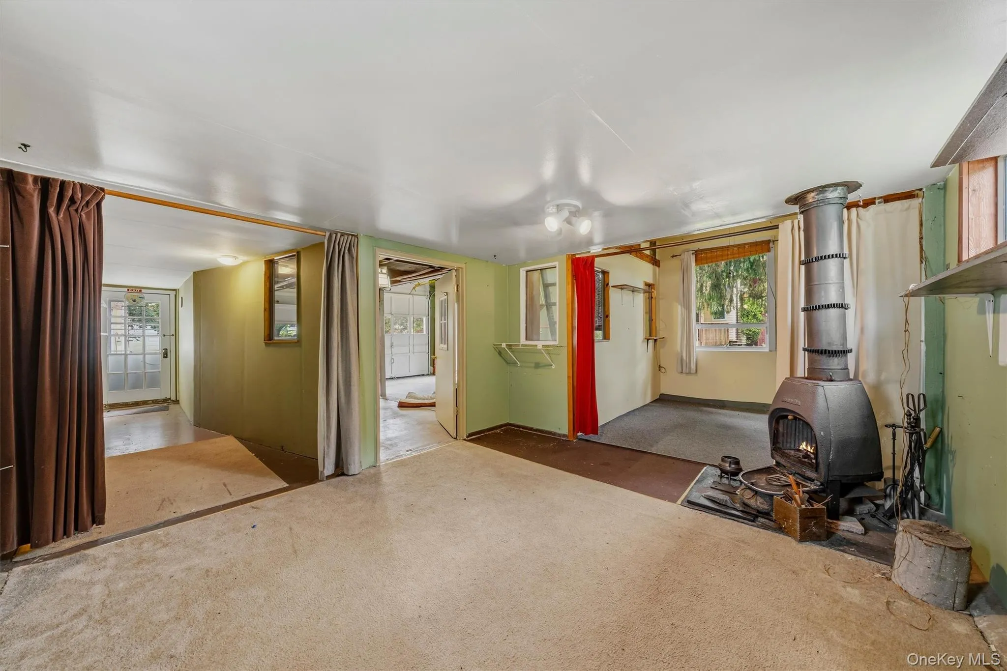 Separate room behind garage. Separate room behind garage.