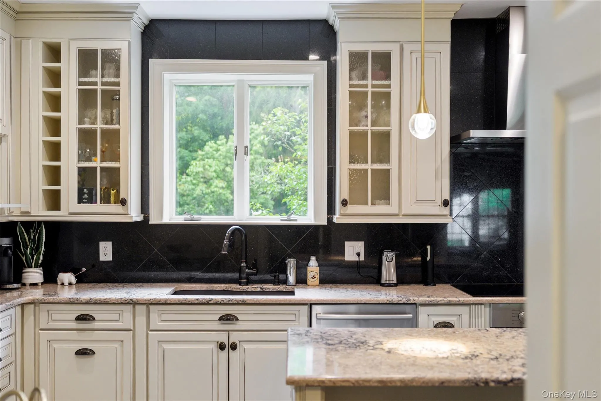 Glazed cabinets, extra deep sink Glazed cabinets, extra deep sink