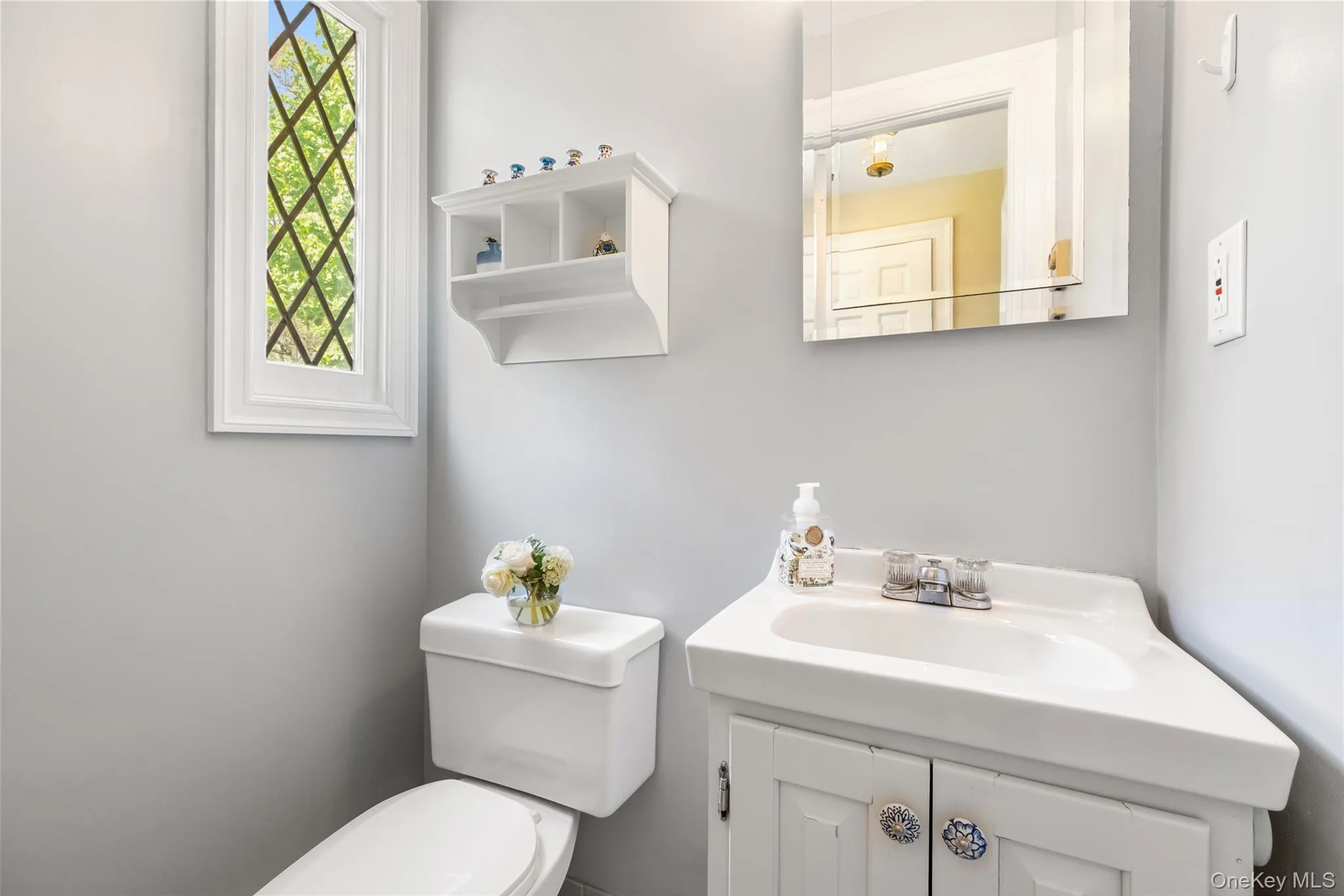 Powder room located conveniently in Center Hall Powder room located conveniently in Center Hall