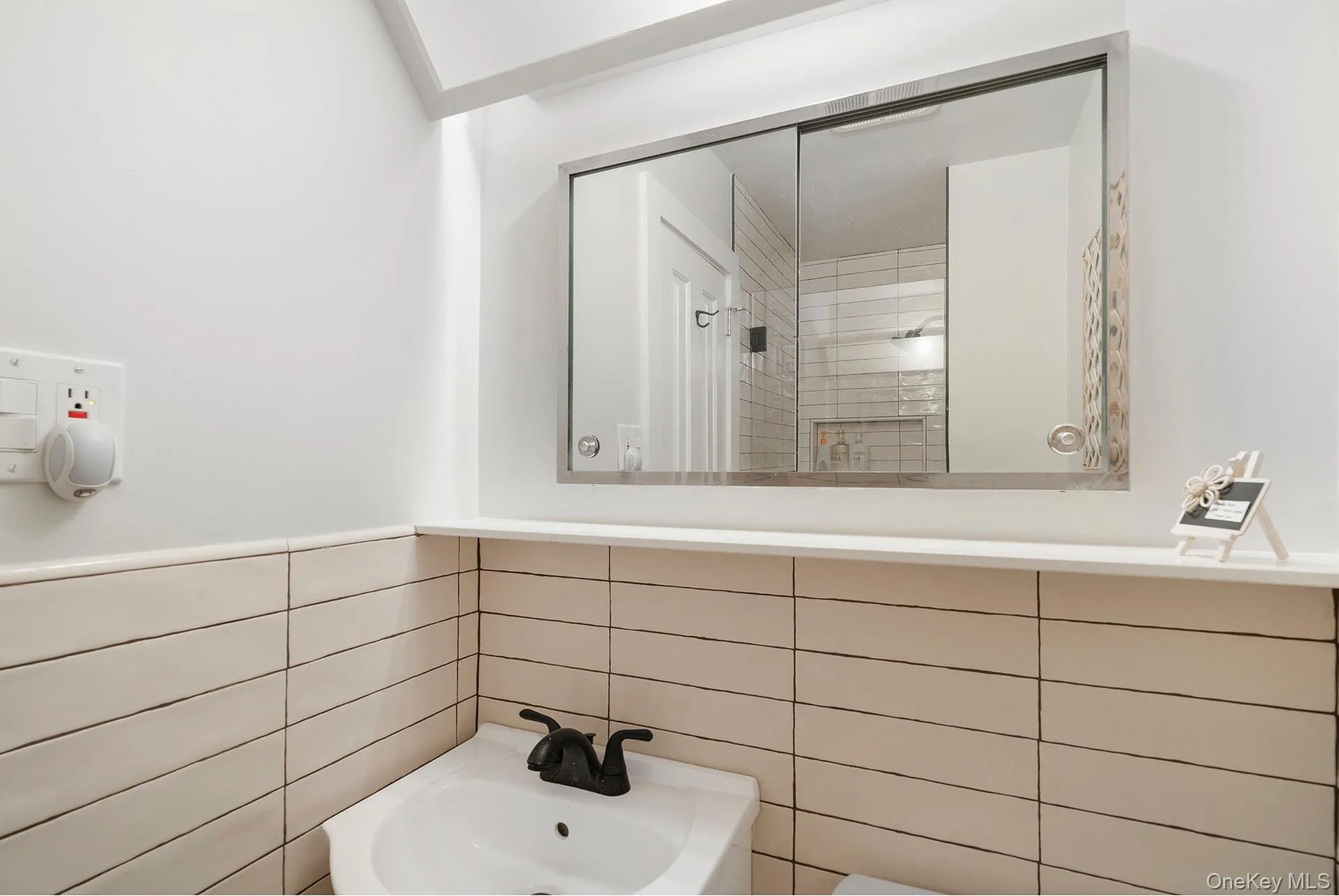 123 Windward, East Hampton, NY, 3 Bedrooms Bedrooms, 8 Rooms Rooms,2 BathroomsBathrooms,Residential Lease,For Rent,Windward,0,987459 123 Windward, East Hampton, NY, 3 Bedrooms Bedrooms, 8 Rooms Rooms,2 BathroomsBathrooms,Residential Lease,For Rent,Windward,0,987459