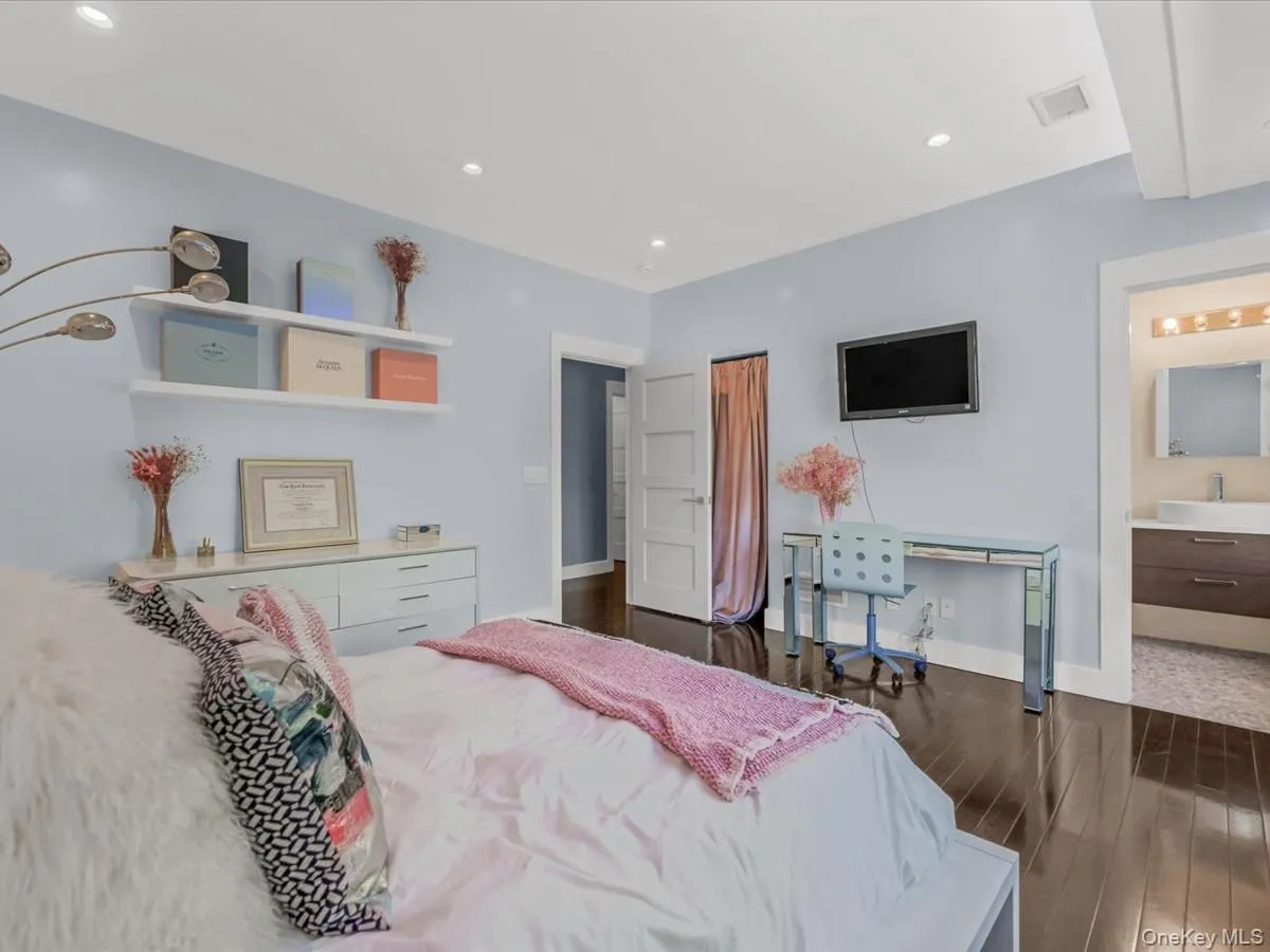 16 THE LOCH, North Hempstead, NY, 5 Bedrooms Bedrooms, 9 Rooms Rooms,4 BathroomsBathrooms,Residential,For Rent,THE LOCH,0,987517 16 THE LOCH, North Hempstead, NY, 5 Bedrooms Bedrooms, 9 Rooms Rooms,4 BathroomsBathrooms,Residential,For Rent,THE LOCH,0,987517