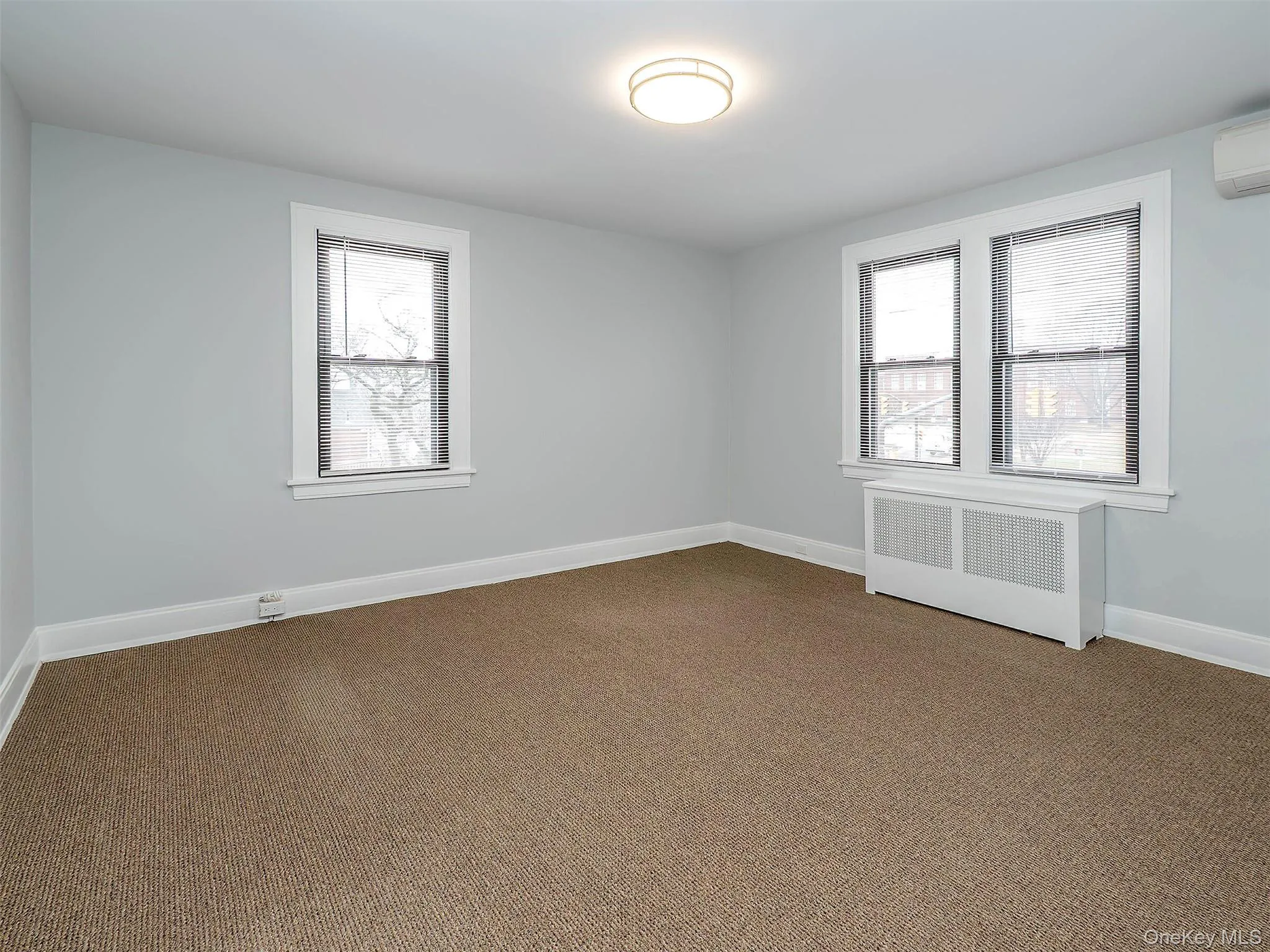OFFICE #2:$780.00 per mo.195.38 sq.ft14'1.5" x 13'10" OFFICE #2:$780.00 per mo.195.38 sq.ft14'1.5" x 13'10"
