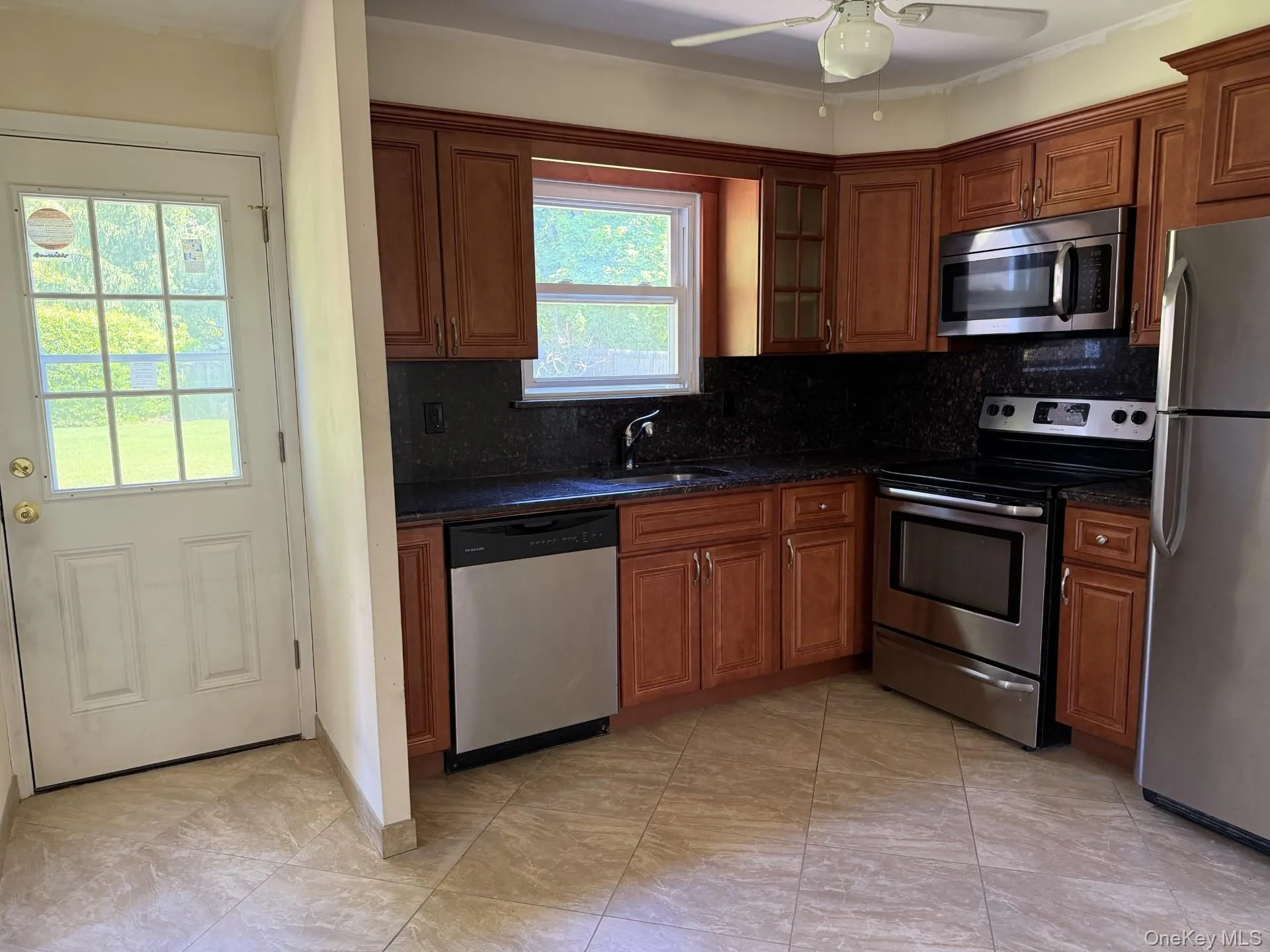 Eat in Kitchen with door to the yard patio for alfresco dining. Eat in Kitchen with door to the yard patio for alfresco dining.