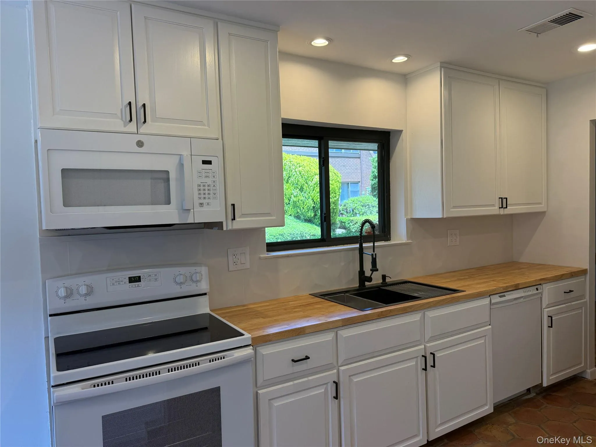 15 Oldfield Road, North Hempstead, NY, 3 Bedrooms Bedrooms, 7 Rooms Rooms,2 BathroomsBathrooms,Residential Lease,For Rent,Oldfield,0,987639 15 Oldfield Road, North Hempstead, NY, 3 Bedrooms Bedrooms, 7 Rooms Rooms,2 BathroomsBathrooms,Residential Lease,For Rent,Oldfield,0,987639