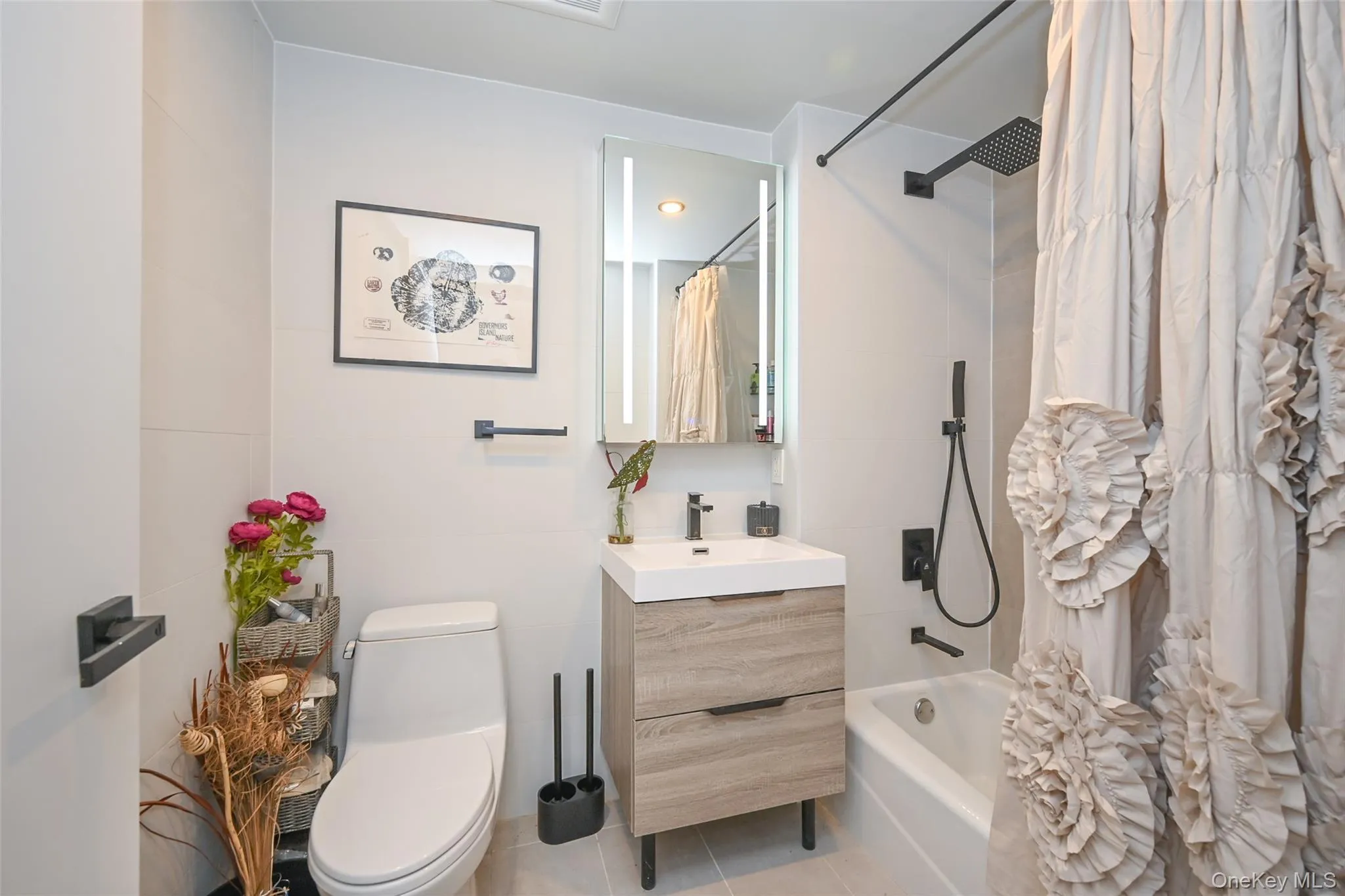 116-17 Grosvenor Lane, New York, NY, 2 Bedrooms Bedrooms, 5 Rooms Rooms,1 BathroomBathrooms,Residential,For Rent,Grosvenor,0,987657 116-17 Grosvenor Lane, New York, NY, 2 Bedrooms Bedrooms, 5 Rooms Rooms,1 BathroomBathrooms,Residential,For Rent,Grosvenor,0,987657