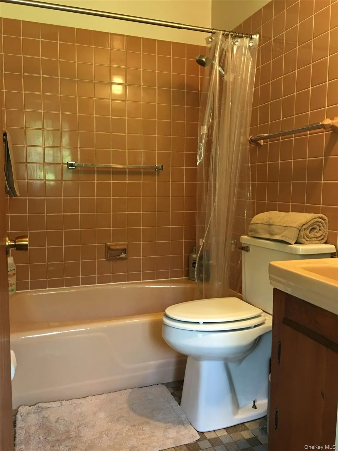 En-suite bathroom to master bedroom En-suite bathroom to master bedroom