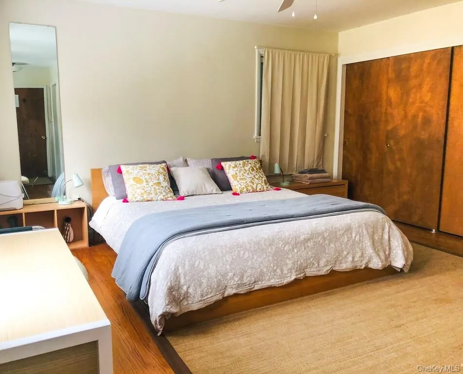 Master bedroom king-size bed Master bedroom king-size bed