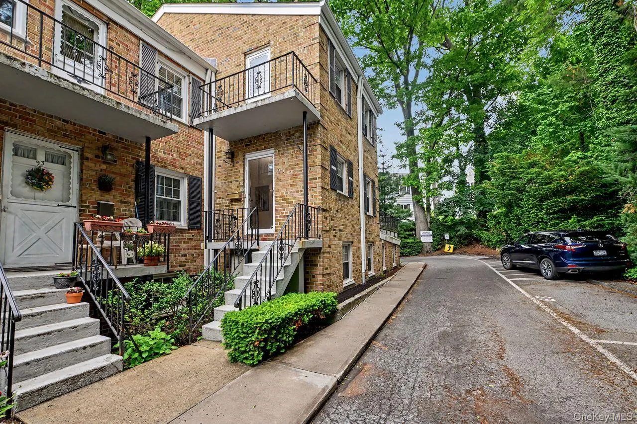 95 Georgia Ave. is a premium corner unit with two terraces 95 Georgia Ave. is a premium corner unit with two terraces