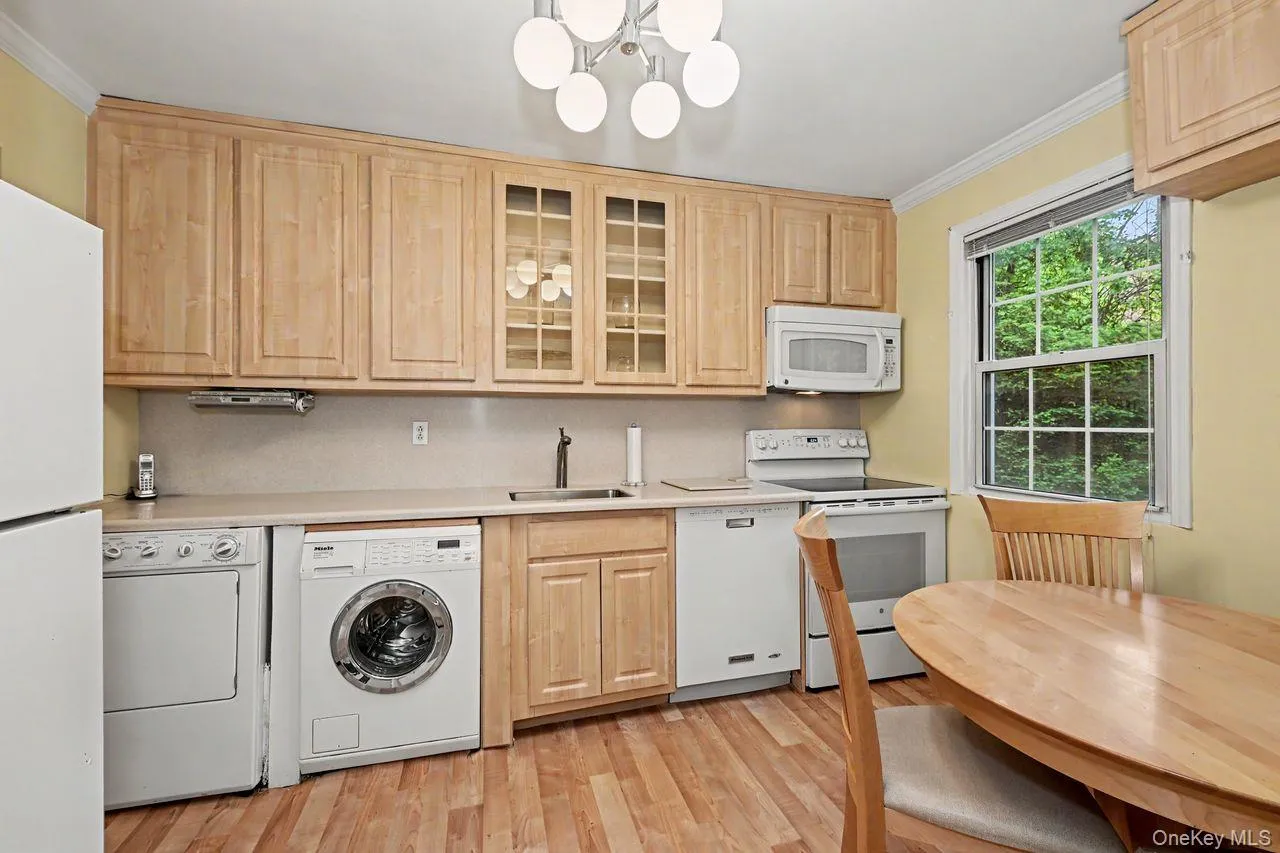 Clean and bright EIK with window Clean and bright EIK with window