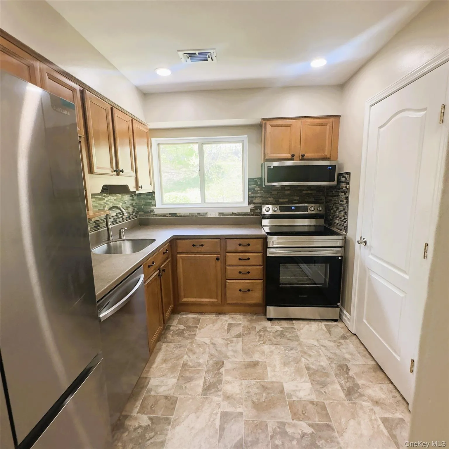 Linoleum flooring, recess lighting, stainless appliances, quartz counter. Linoleum flooring, recess lighting, stainless appliances, quartz counter.