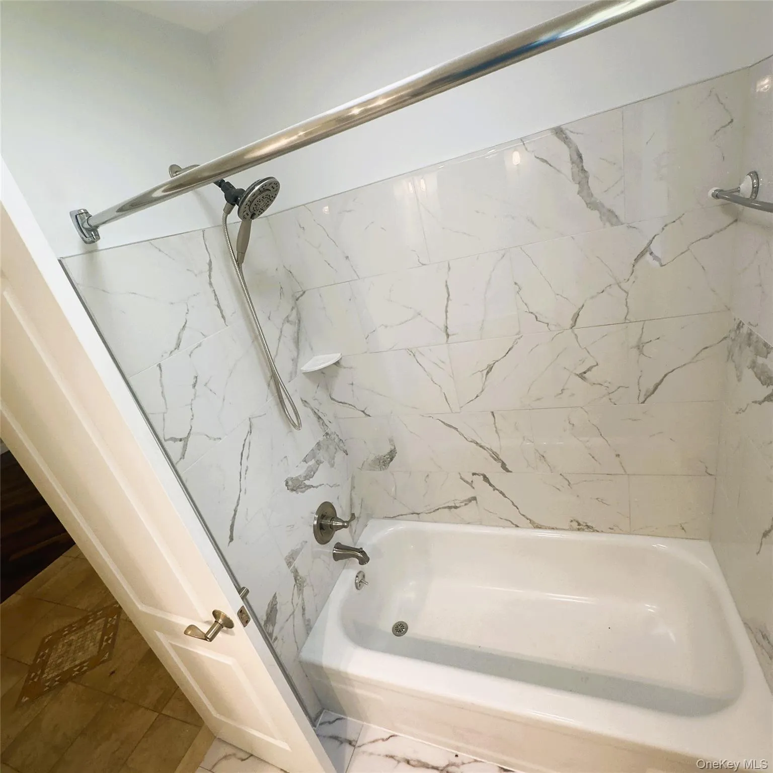 Bath tube area, ceramic walls. Bath tube area, ceramic walls.