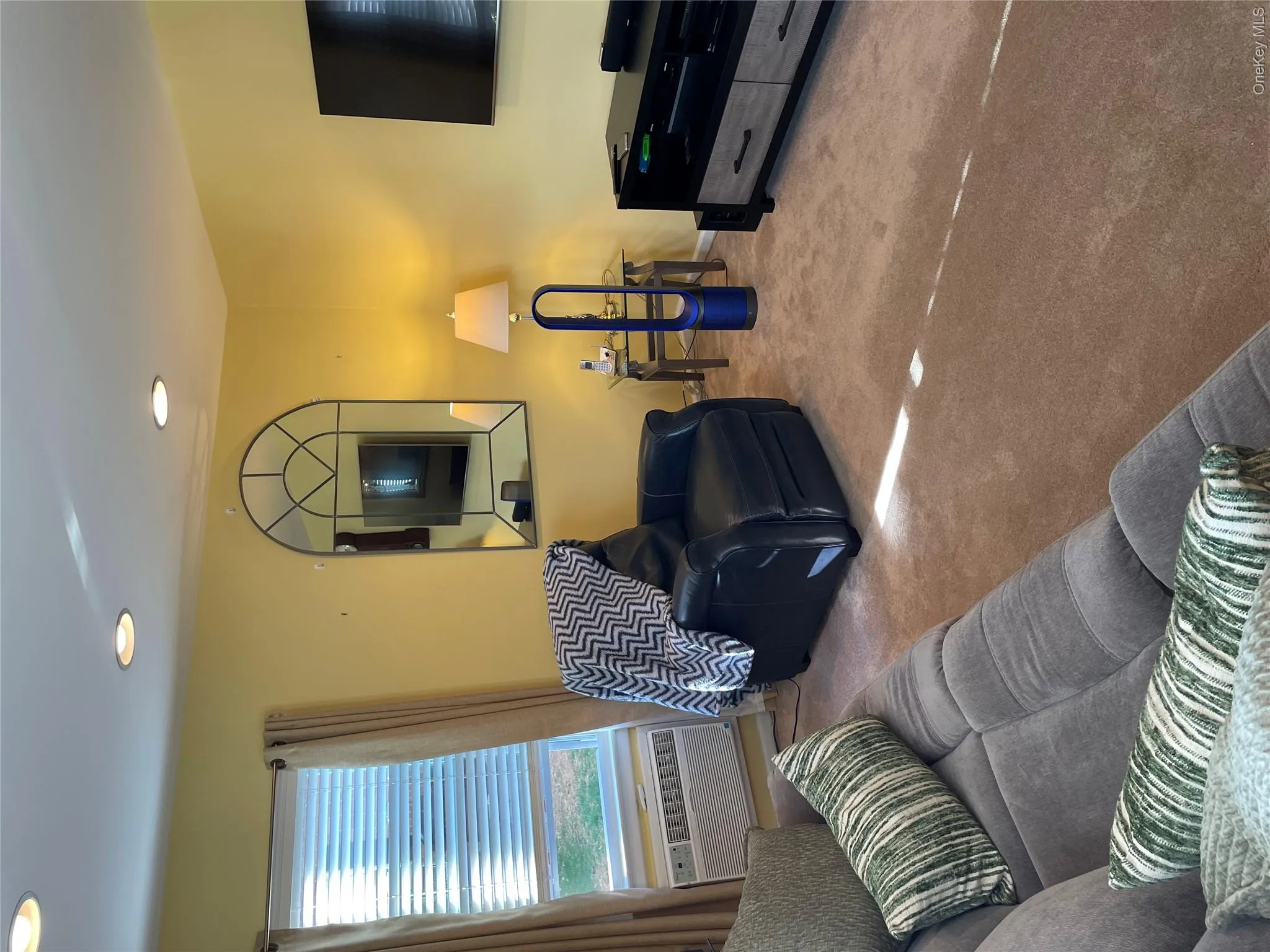 Touring around the Livingroom. Touring around the Livingroom.
