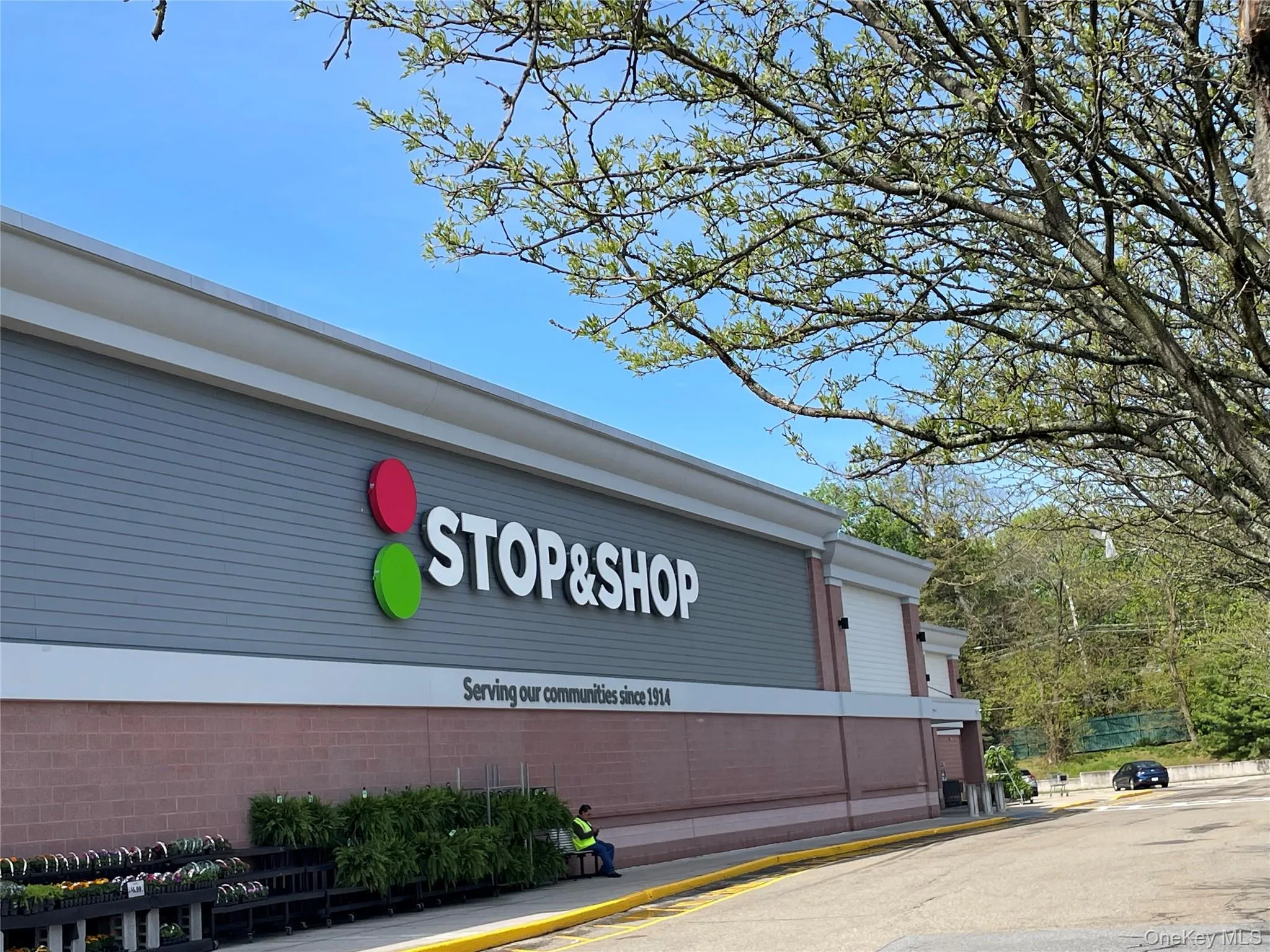 Handy access for grocery shopping at The Arcadian Shopping Center's Stop & Shop Superstore. Handy access for grocery shopping at The Arcadian Shopping Center's Stop & Shop Superstore.