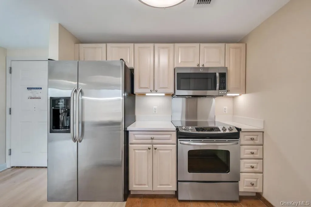 300 Overlook, North Hempstead, NY, 1 Bedroom Bedrooms, 4 Rooms Rooms,1 BathroomBathrooms,Residential Lease,For Rent,Overlook,0,987891 300 Overlook, North Hempstead, NY, 1 Bedroom Bedrooms, 4 Rooms Rooms,1 BathroomBathrooms,Residential Lease,For Rent,Overlook,0,987891