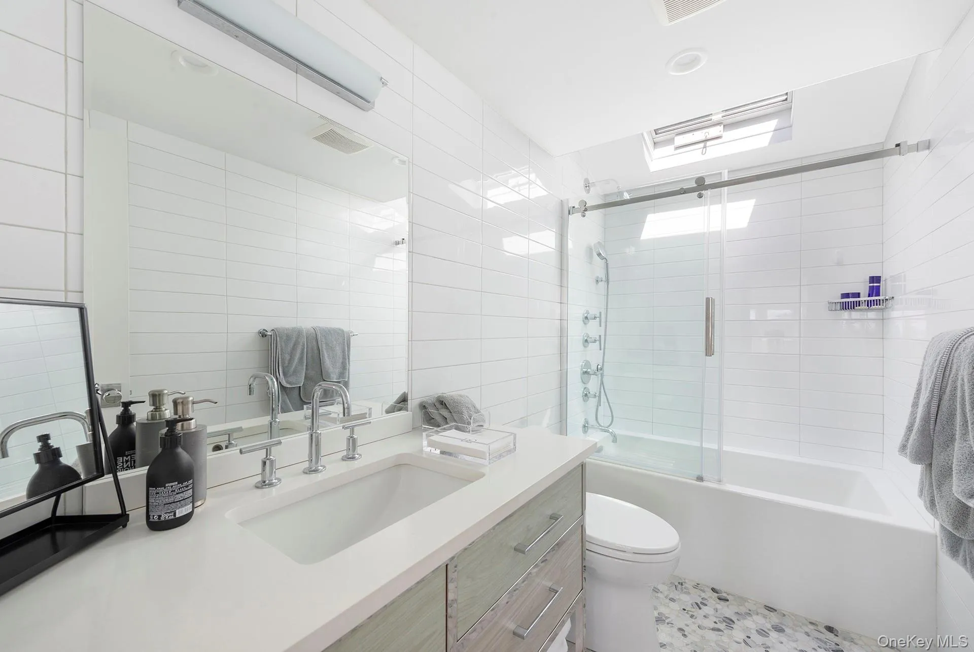 23 Landing Lane, Southampton, NY, 3 Bedrooms Bedrooms, 5 Rooms Rooms,2 BathroomsBathrooms,Residential Lease,For Rent,Landing,0,987899 23 Landing Lane, Southampton, NY, 3 Bedrooms Bedrooms, 5 Rooms Rooms,2 BathroomsBathrooms,Residential Lease,For Rent,Landing,0,987899