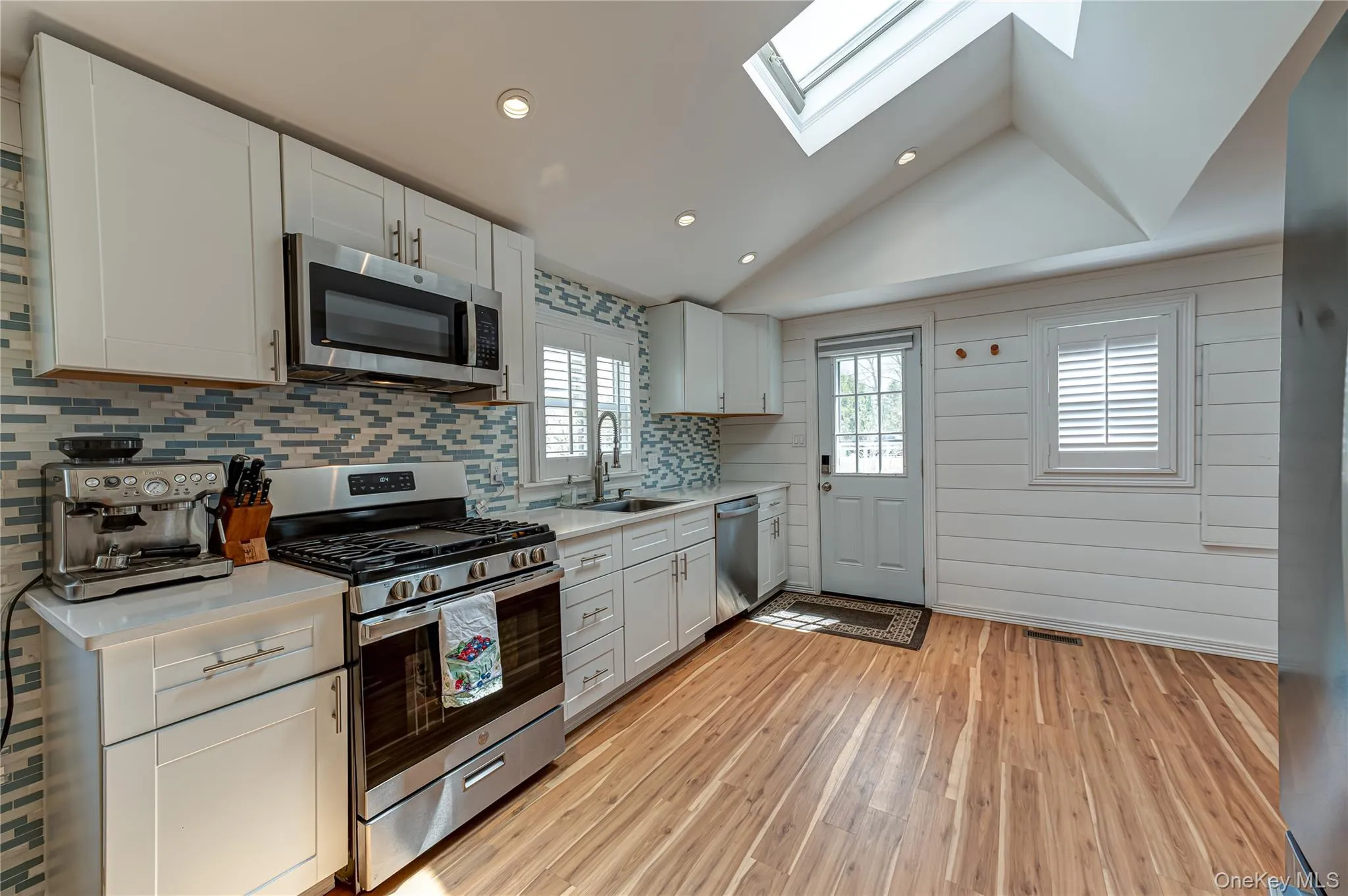 6 Longview Drive, Southampton, NY, 2 Bedrooms Bedrooms, 5 Rooms Rooms,1 BathroomBathrooms,Residential,For Rent,Longview,0,987991 6 Longview Drive, Southampton, NY, 2 Bedrooms Bedrooms, 5 Rooms Rooms,1 BathroomBathrooms,Residential,For Rent,Longview,0,987991