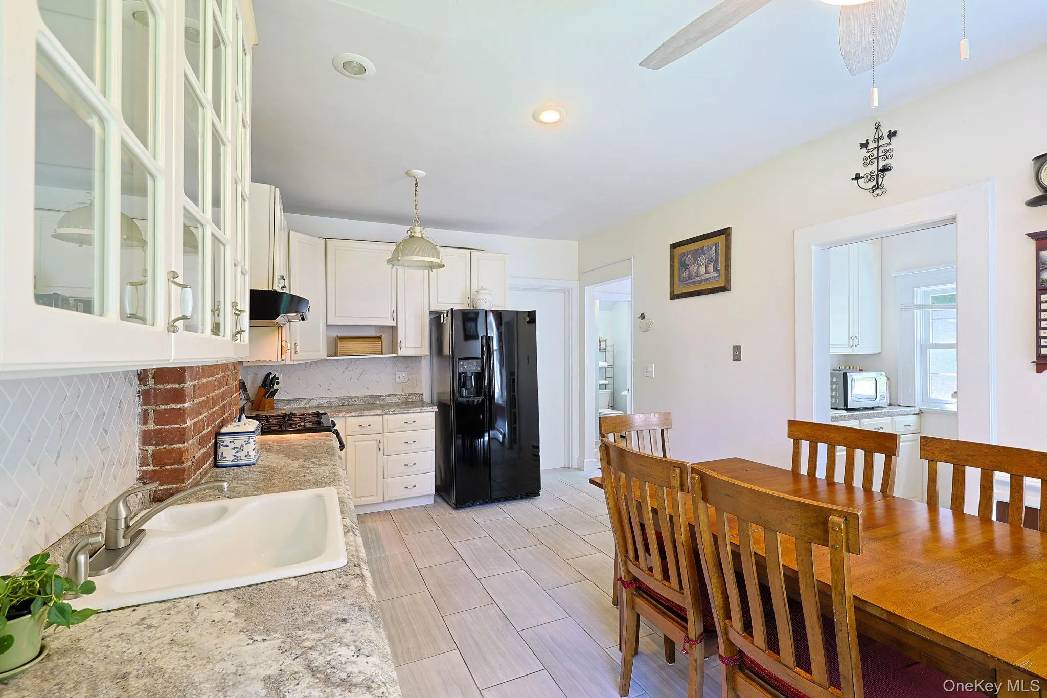 Light filled hight ceilings plenty of cabinetry and counter space. Light filled hight ceilings plenty of cabinetry and counter space.