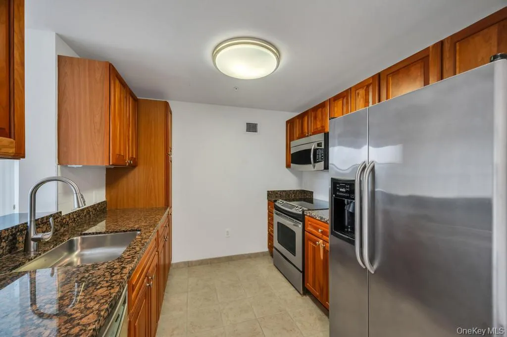 300 Overlook, North Hempstead, NY, 2 Bedrooms Bedrooms, 6 Rooms Rooms,2 BathroomsBathrooms,Residential Lease,For Rent,Overlook,0,988010 300 Overlook, North Hempstead, NY, 2 Bedrooms Bedrooms, 6 Rooms Rooms,2 BathroomsBathrooms,Residential Lease,For Rent,Overlook,0,988010