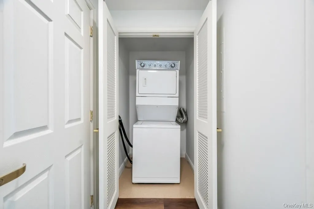 300 Overlook, North Hempstead, NY, 2 Bedrooms Bedrooms, 6 Rooms Rooms,2 BathroomsBathrooms,Residential Lease,For Rent,Overlook,0,988010 300 Overlook, North Hempstead, NY, 2 Bedrooms Bedrooms, 6 Rooms Rooms,2 BathroomsBathrooms,Residential Lease,For Rent,Overlook,0,988010