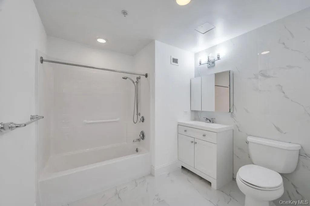 300 Overlook, North Hempstead, NY, 2 Bedrooms Bedrooms, 6 Rooms Rooms,2 BathroomsBathrooms,Residential Lease,For Rent,Overlook,0,988010 300 Overlook, North Hempstead, NY, 2 Bedrooms Bedrooms, 6 Rooms Rooms,2 BathroomsBathrooms,Residential Lease,For Rent,Overlook,0,988010