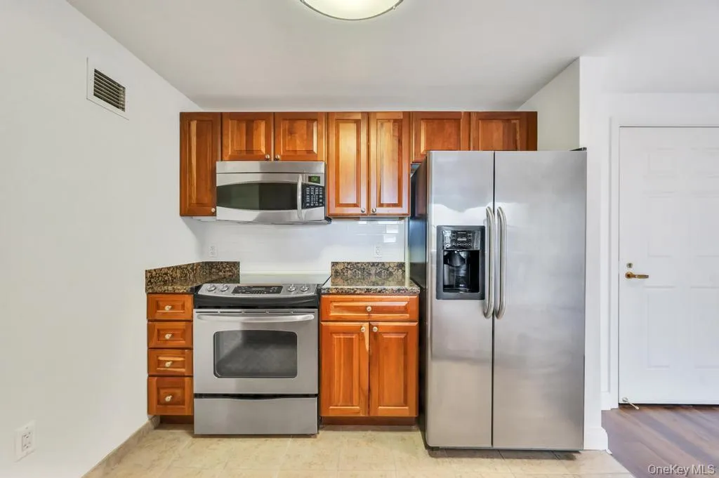 300 Overlook, North Hempstead, NY, 2 Bedrooms Bedrooms, 6 Rooms Rooms,2 BathroomsBathrooms,Residential Lease,For Rent,Overlook,0,988010 300 Overlook, North Hempstead, NY, 2 Bedrooms Bedrooms, 6 Rooms Rooms,2 BathroomsBathrooms,Residential Lease,For Rent,Overlook,0,988010