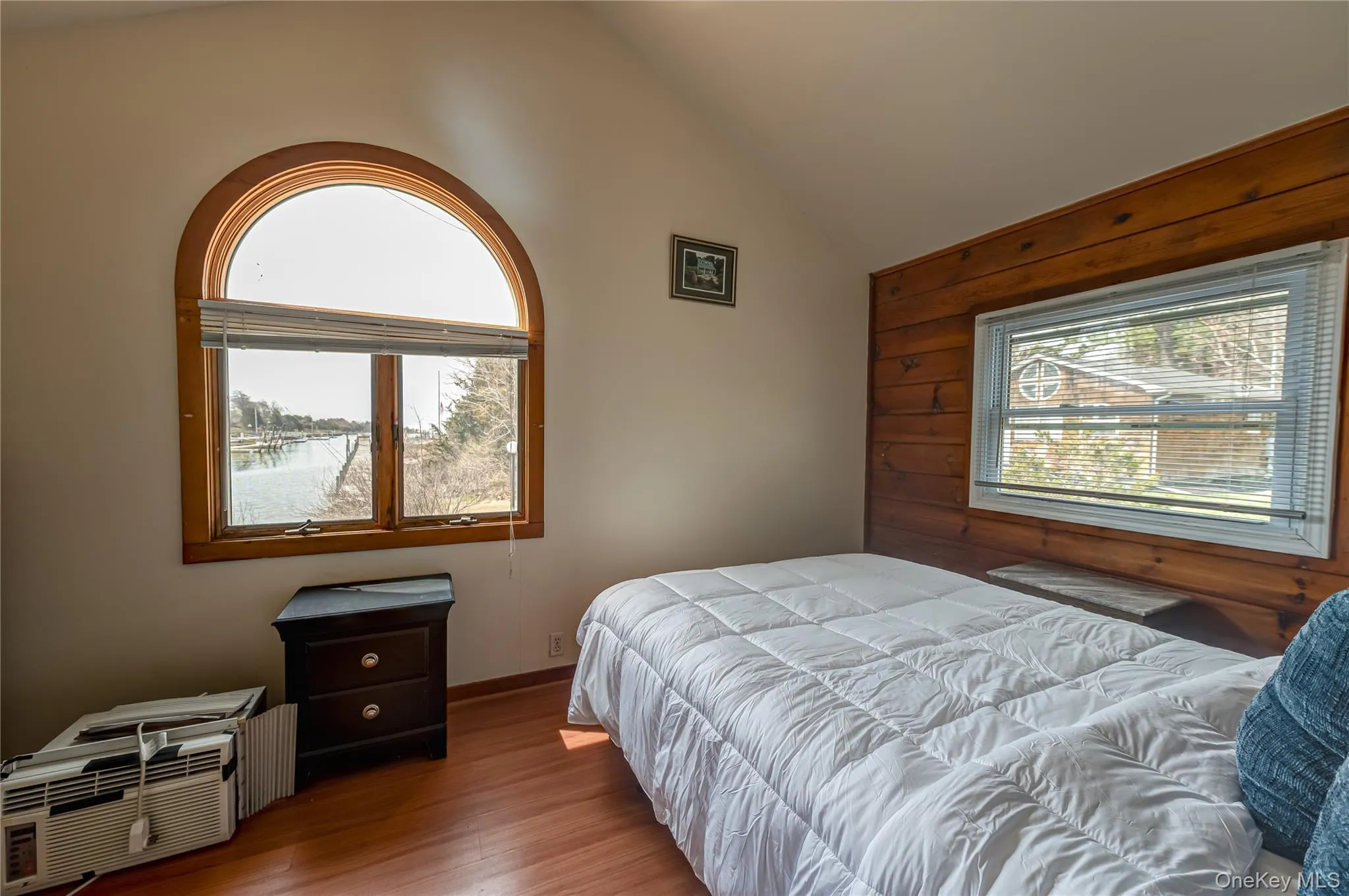Cozy 1 bedroom with water views Cozy 1 bedroom with water views