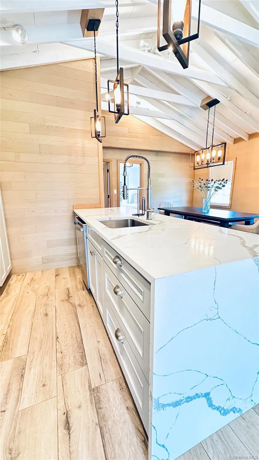 Kitchen with Kitchen Peninsula Kitchen with Kitchen Peninsula