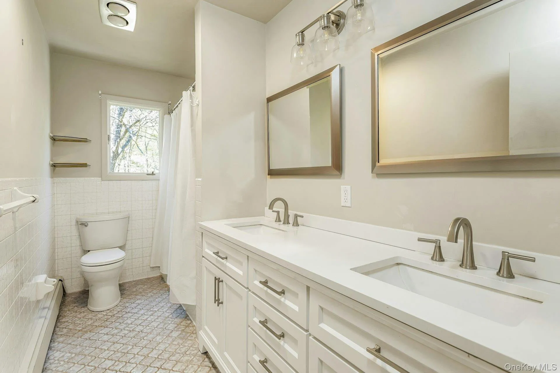 Hall Bath with 2 Sinks and a Tub Hall Bath with 2 Sinks and a Tub
