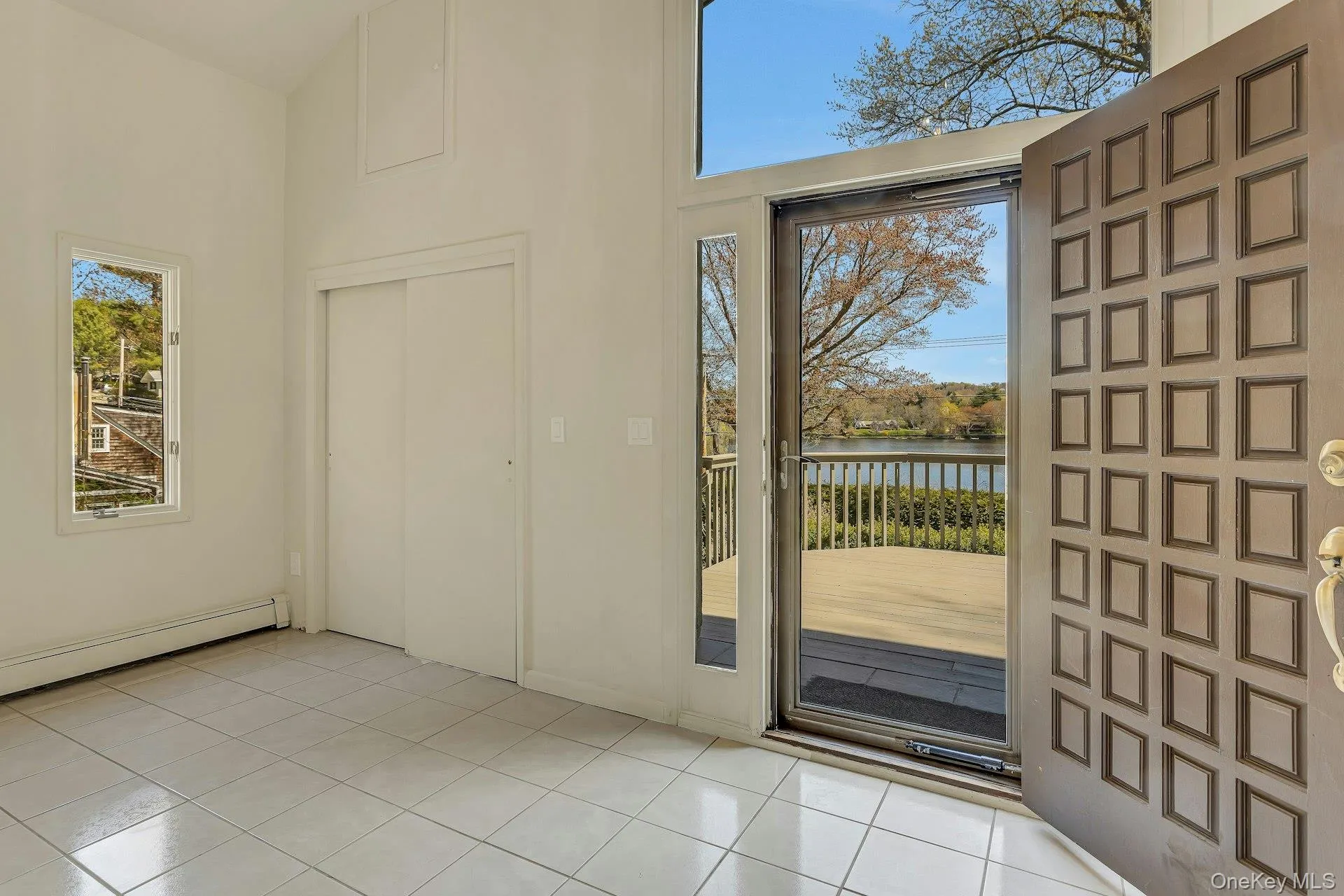 Entry Foyer w/Large Closet Entry Foyer w/Large Closet