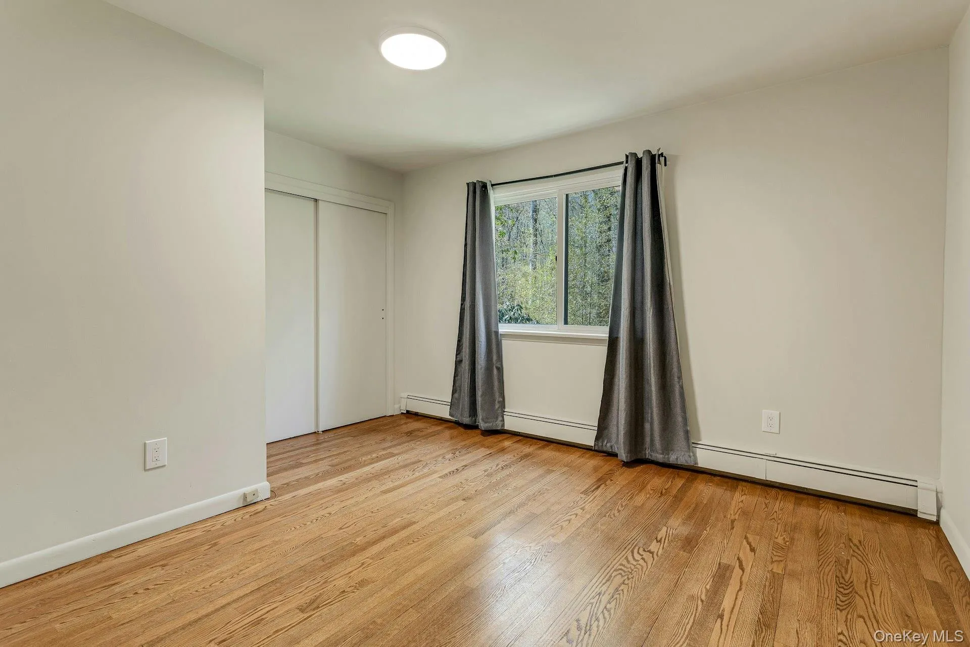 Bedroom Shows Closet Bedroom Shows Closet