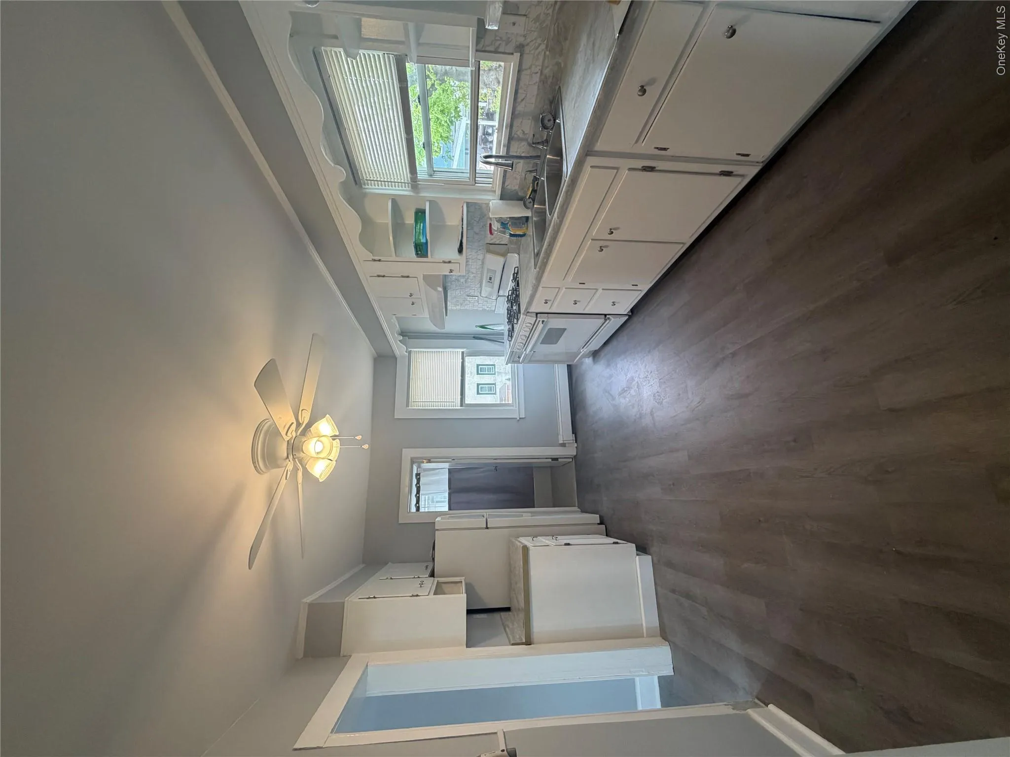 Eat-in kitchen Eat-in kitchen