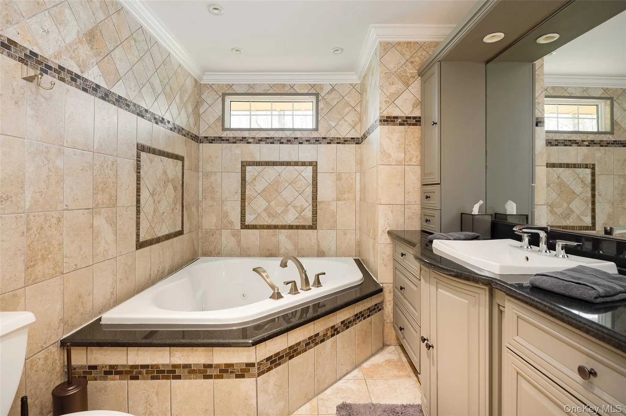 Primary bathroom w/ jacuzzi bath Primary bathroom w/ jacuzzi bath