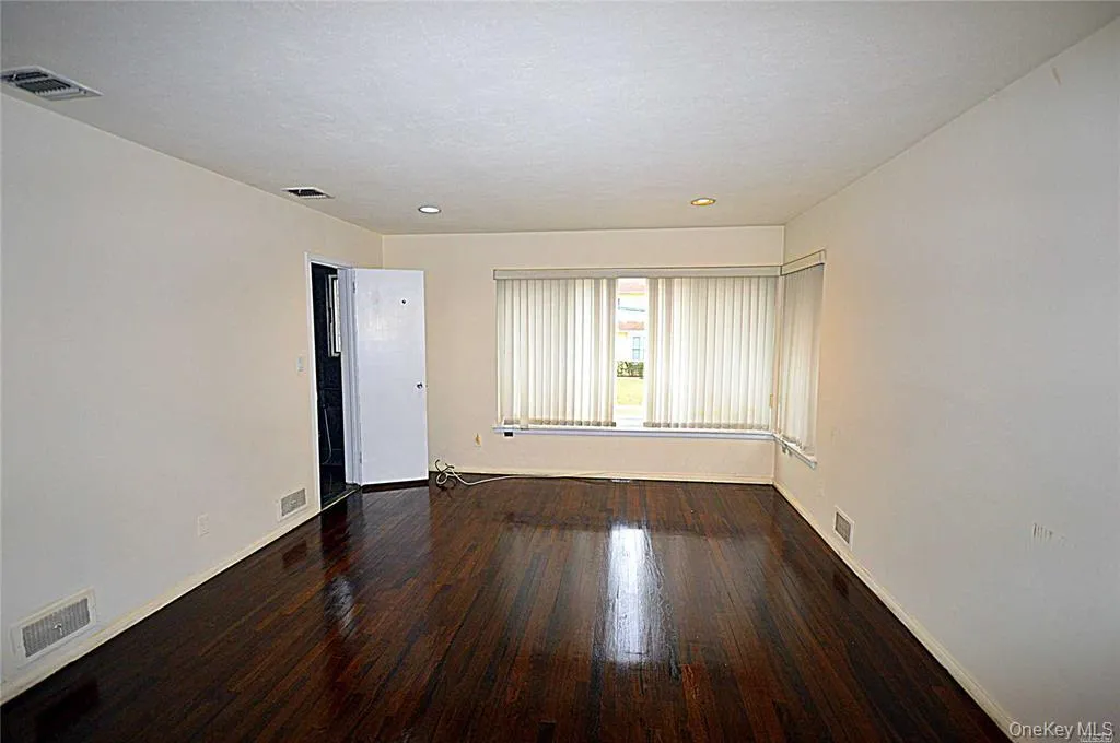 5 Gilbert Road, North Hempstead, NY, 3 Bedrooms Bedrooms, 8 Rooms Rooms,2 BathroomsBathrooms,Residential Lease,For Rent,Gilbert,0,988133 5 Gilbert Road, North Hempstead, NY, 3 Bedrooms Bedrooms, 8 Rooms Rooms,2 BathroomsBathrooms,Residential Lease,For Rent,Gilbert,0,988133