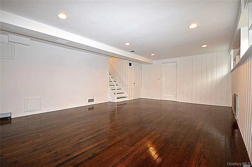 5 Gilbert Road, North Hempstead, NY, 3 Bedrooms Bedrooms, 8 Rooms Rooms,2 BathroomsBathrooms,Residential Lease,For Rent,Gilbert,0,988133 5 Gilbert Road, North Hempstead, NY, 3 Bedrooms Bedrooms, 8 Rooms Rooms,2 BathroomsBathrooms,Residential Lease,For Rent,Gilbert,0,988133