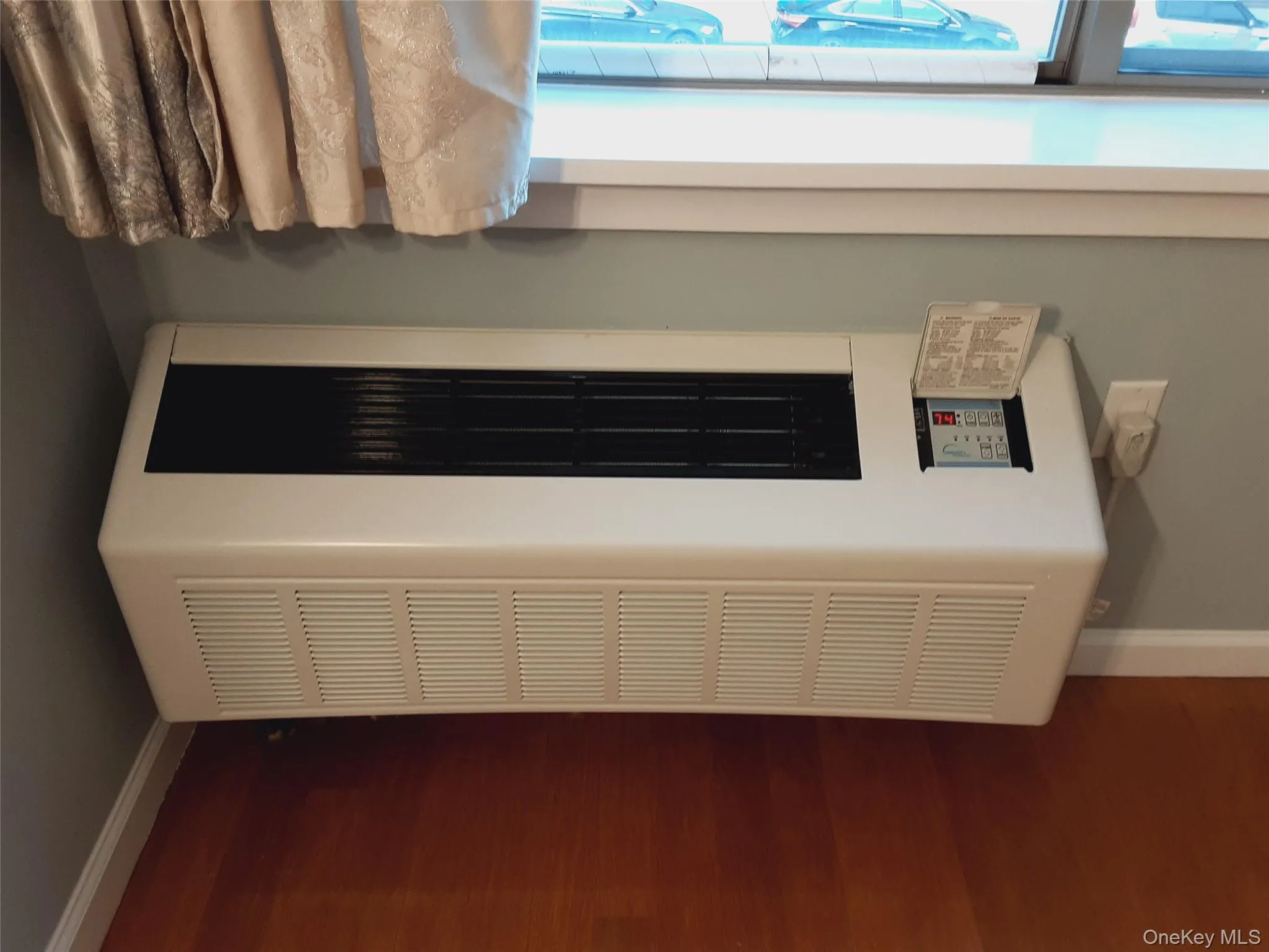 NEWER AIRCONDITIONING & HEATING UNIT NEWER AIRCONDITIONING & HEATING UNIT