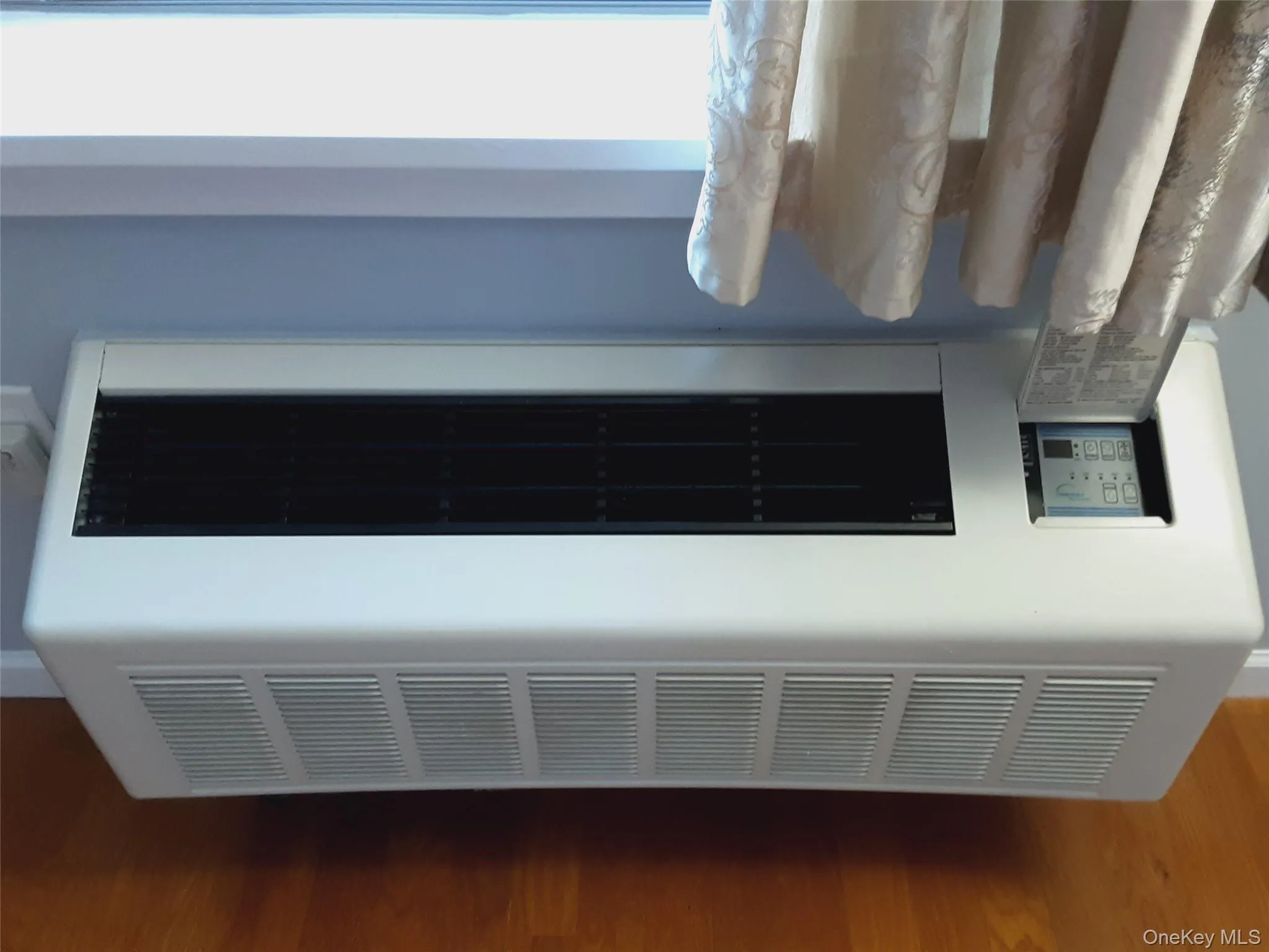 NEWER AIRCONDITONING & HEATING UNIT NEWER AIRCONDITONING & HEATING UNIT