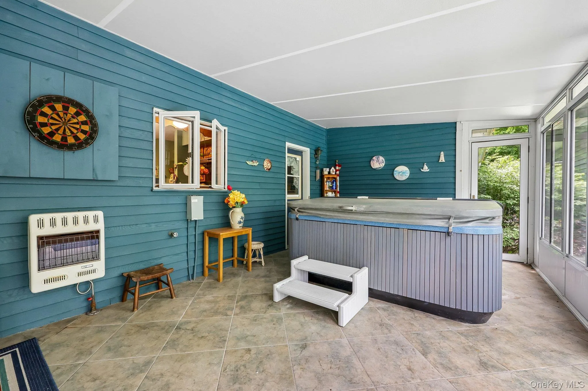 Seasonal Room with heat & electric Functional Hot Tub Seasonal Room with heat & electric Functional Hot Tub