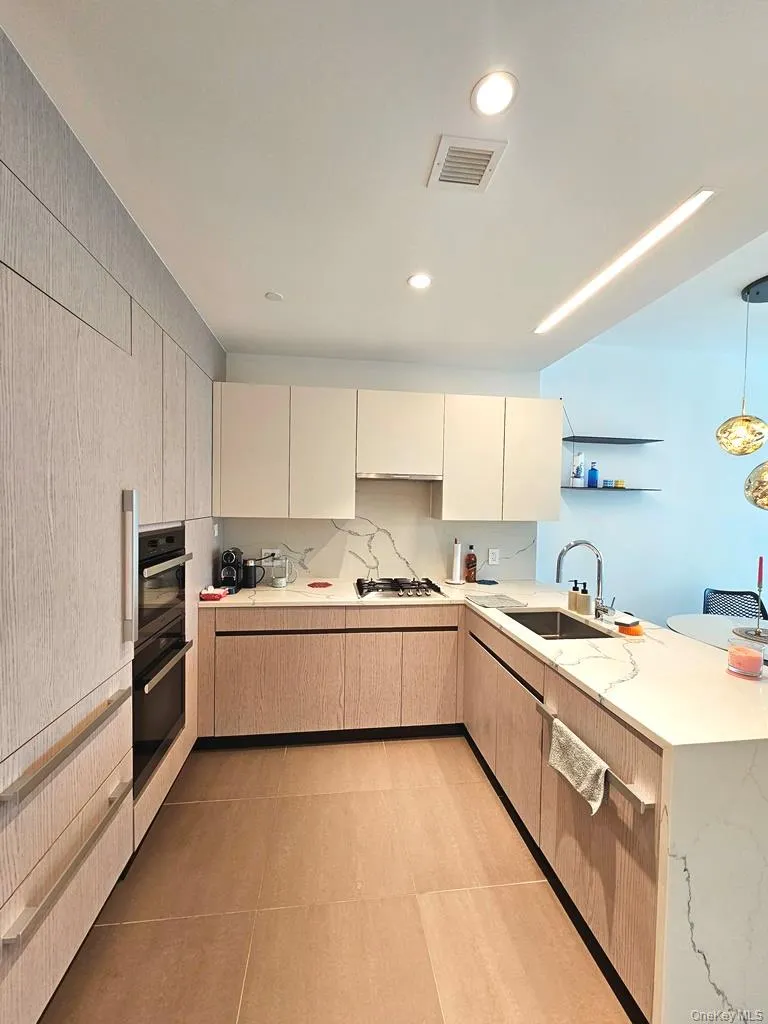 133-27 39th Avenue, New York, NY, 1 Bedroom Bedrooms, 4 Rooms Rooms,1 BathroomBathrooms,Residential Lease,For Rent,39th,0,988192 133-27 39th Avenue, New York, NY, 1 Bedroom Bedrooms, 4 Rooms Rooms,1 BathroomBathrooms,Residential Lease,For Rent,39th,0,988192