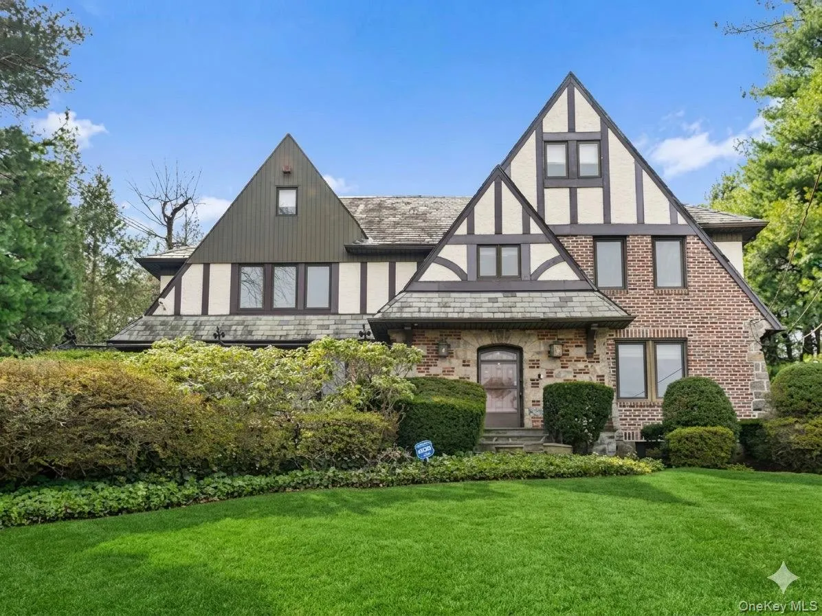 44 Fenimore Road, New Rochelle, NY, 4 Bedrooms Bedrooms, 11 Rooms Rooms,3 BathroomsBathrooms,Residential,For Rent,Fenimore,0,988203 44 Fenimore Road, New Rochelle, NY, 4 Bedrooms Bedrooms, 11 Rooms Rooms,3 BathroomsBathrooms,Residential,For Rent,Fenimore,0,988203