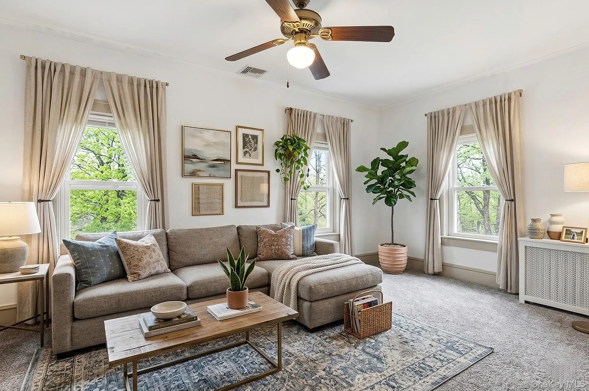 Living Room (virtually Staged) Living Room (virtually Staged)