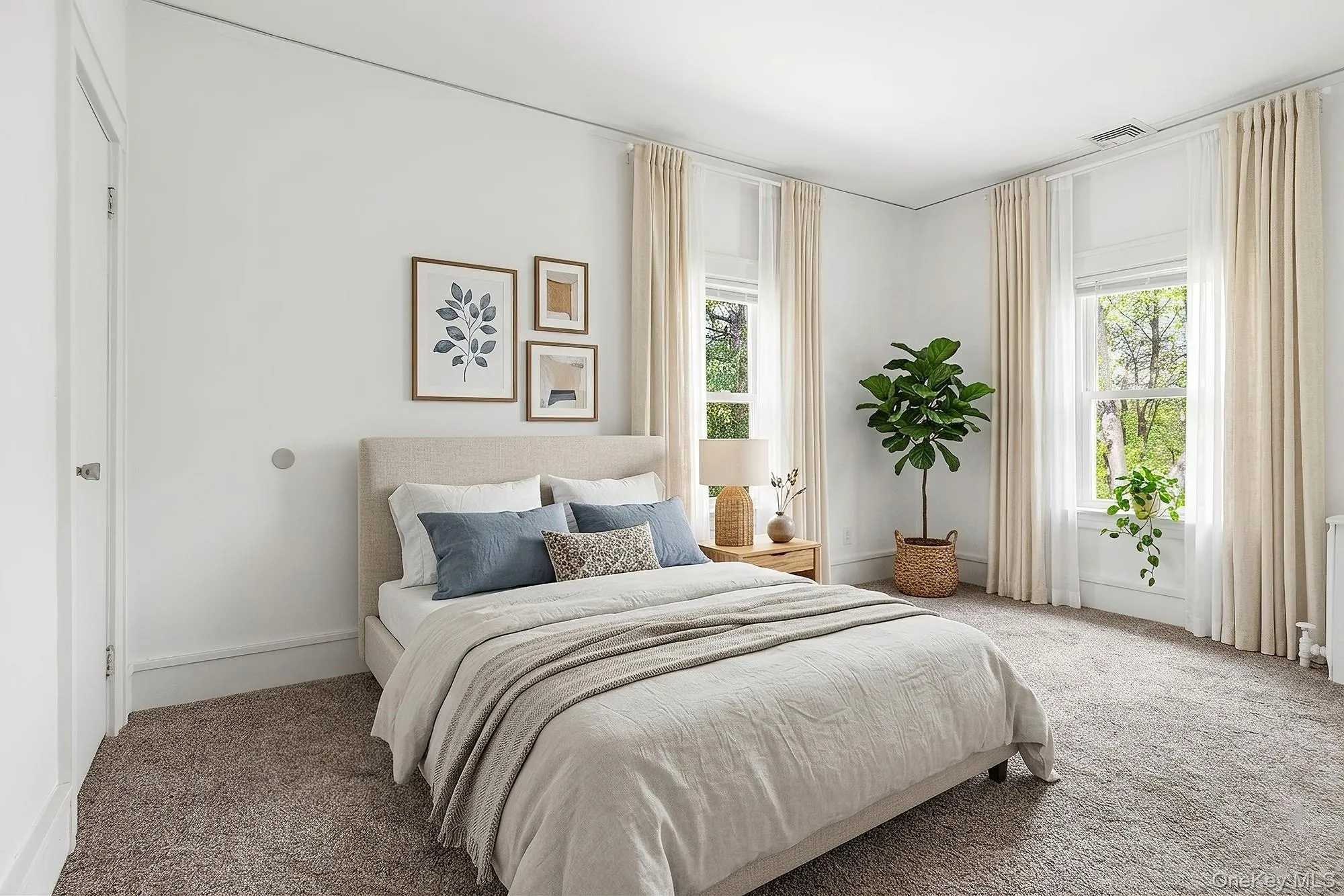 Bedroom (virtually staged) Bedroom (virtually staged)