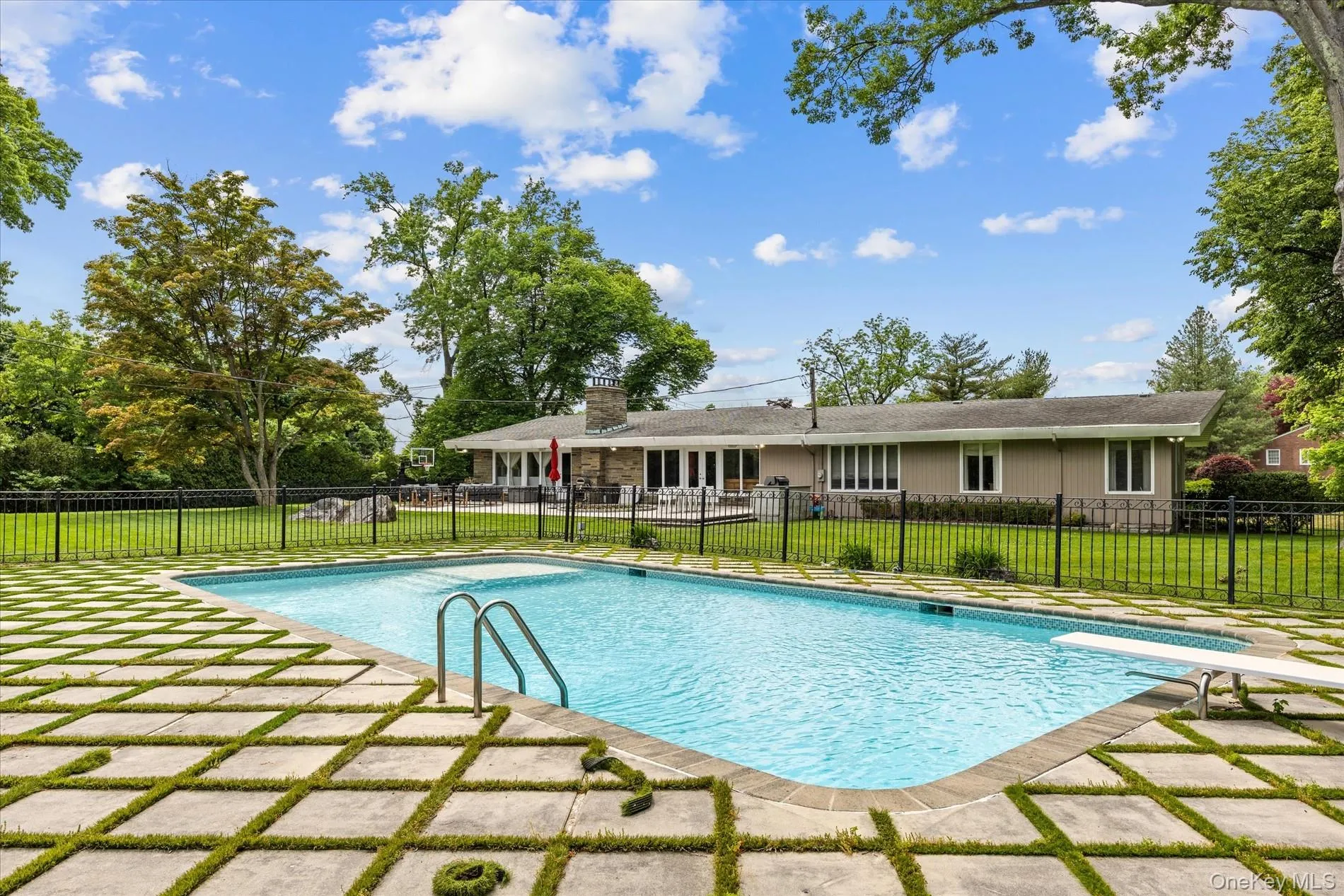 11 Flower Lane, North Hempstead, NY, 5 Bedrooms Bedrooms, 10 Rooms Rooms,3 BathroomsBathrooms,Residential Lease,For Rent,Flower,0,988416 11 Flower Lane, North Hempstead, NY, 5 Bedrooms Bedrooms, 10 Rooms Rooms,3 BathroomsBathrooms,Residential Lease,For Rent,Flower,0,988416