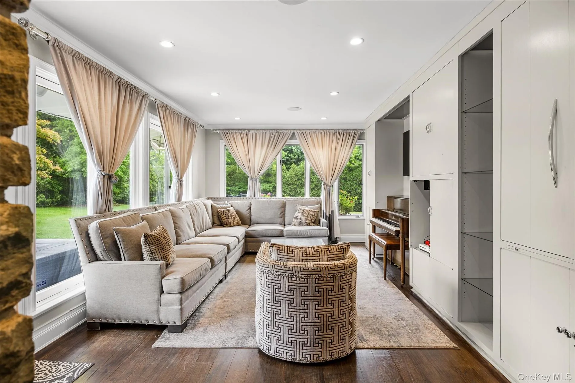 11 Flower Lane, North Hempstead, NY, 5 Bedrooms Bedrooms, 10 Rooms Rooms,3 BathroomsBathrooms,Residential Lease,For Rent,Flower,0,988416 11 Flower Lane, North Hempstead, NY, 5 Bedrooms Bedrooms, 10 Rooms Rooms,3 BathroomsBathrooms,Residential Lease,For Rent,Flower,0,988416