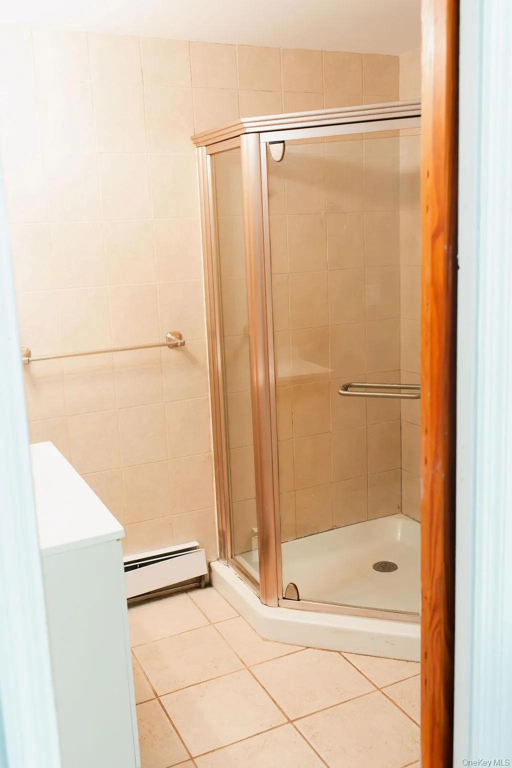Full Bathroom #2 (upstairs). Full Bathroom #2 (upstairs).