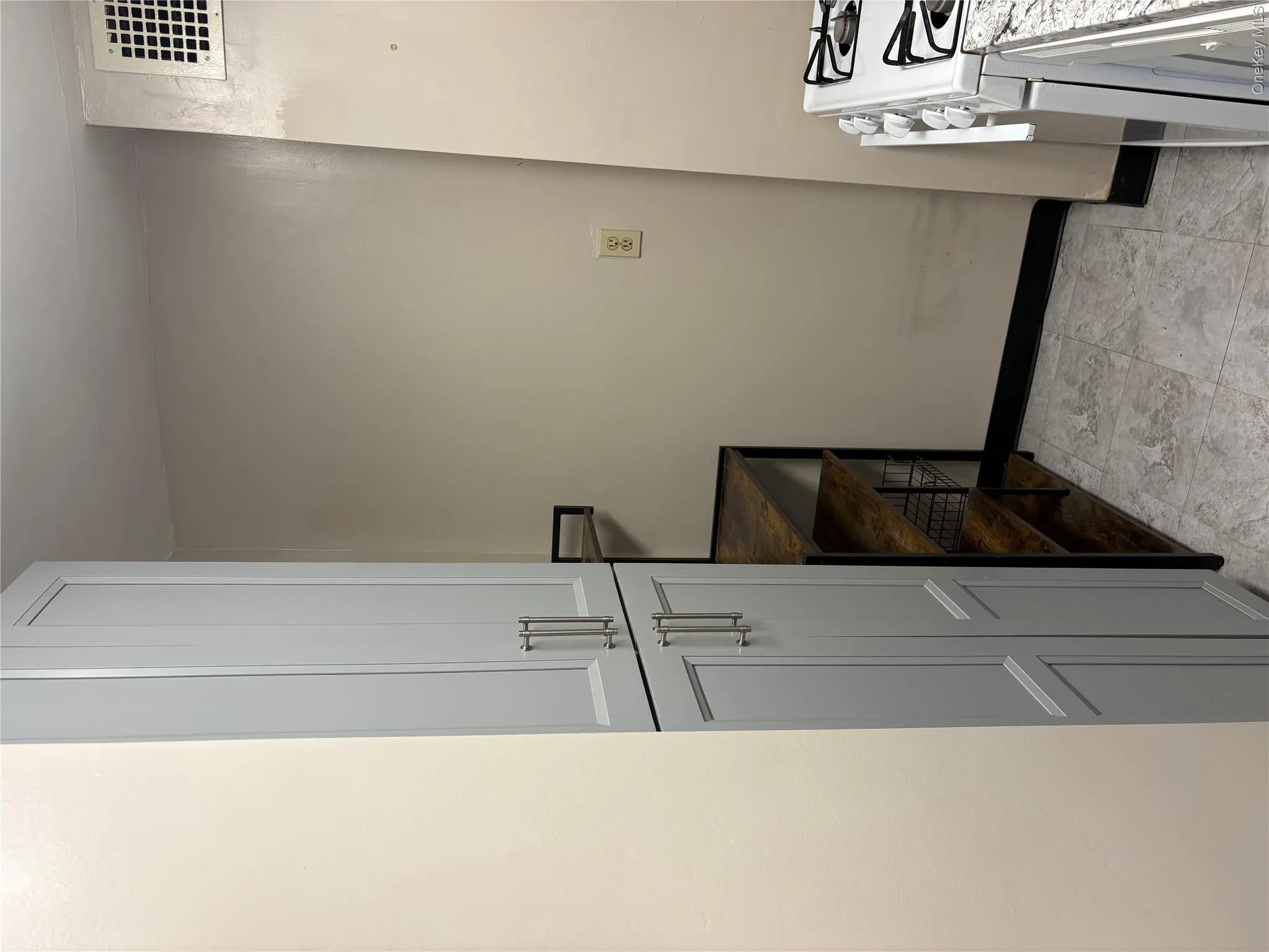 101 Clinton Avenue, Hempstead, NY, 1 Bedroom Bedrooms, 3 Rooms Rooms,1 BathroomBathrooms,Residential Lease,For Rent,Clinton,0,988512 101 Clinton Avenue, Hempstead, NY, 1 Bedroom Bedrooms, 3 Rooms Rooms,1 BathroomBathrooms,Residential Lease,For Rent,Clinton,0,988512