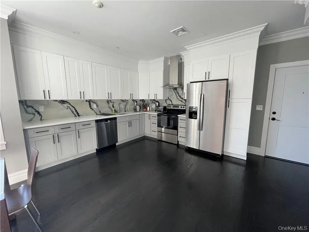 Large Eat in Kitchen Large Eat in Kitchen