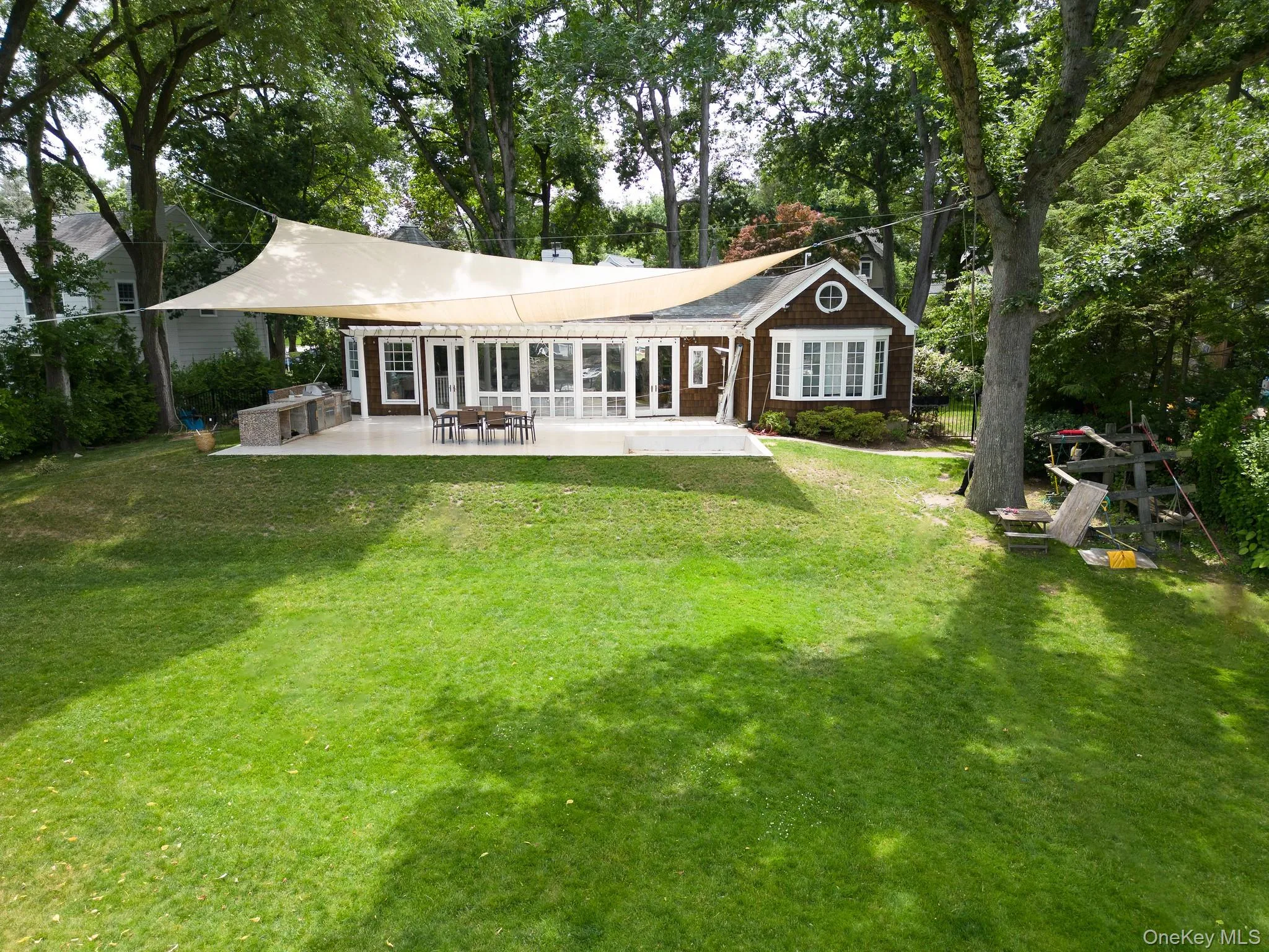 Expansive backyard, perfect for entertaining and relaxing. Expansive backyard, perfect for entertaining and relaxing.